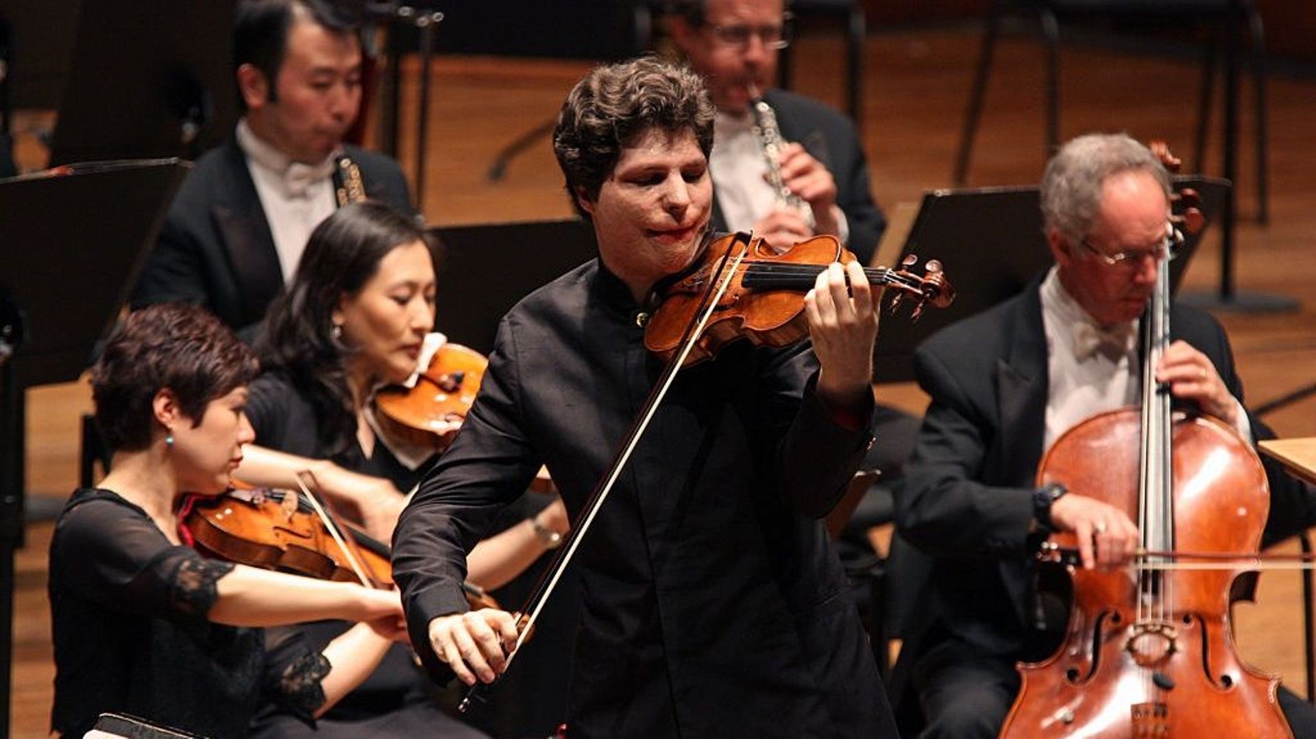 Augustin Hadelich interprète le Concerto No. 5 pour Violon de Mozart avec le New York Philharmonic emmené par Manfred Honeck (2015)