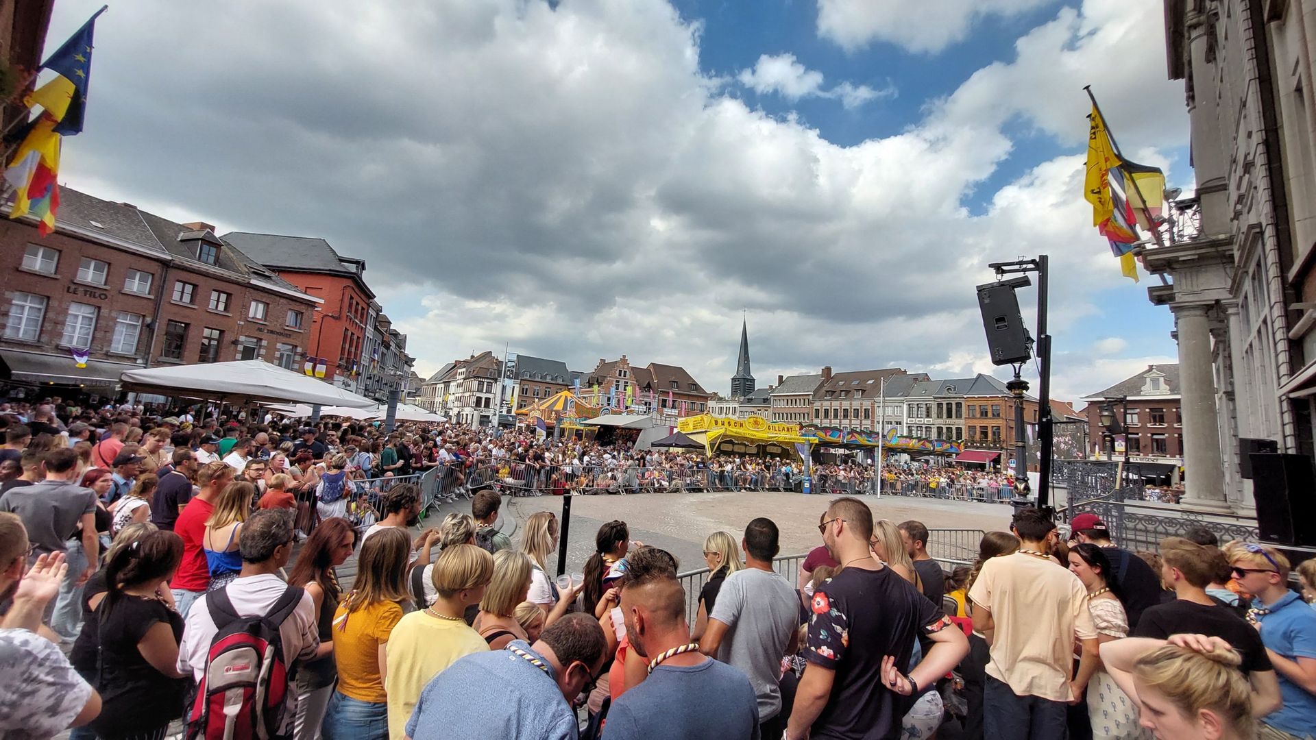 La foule est dense sur la Grand-Place