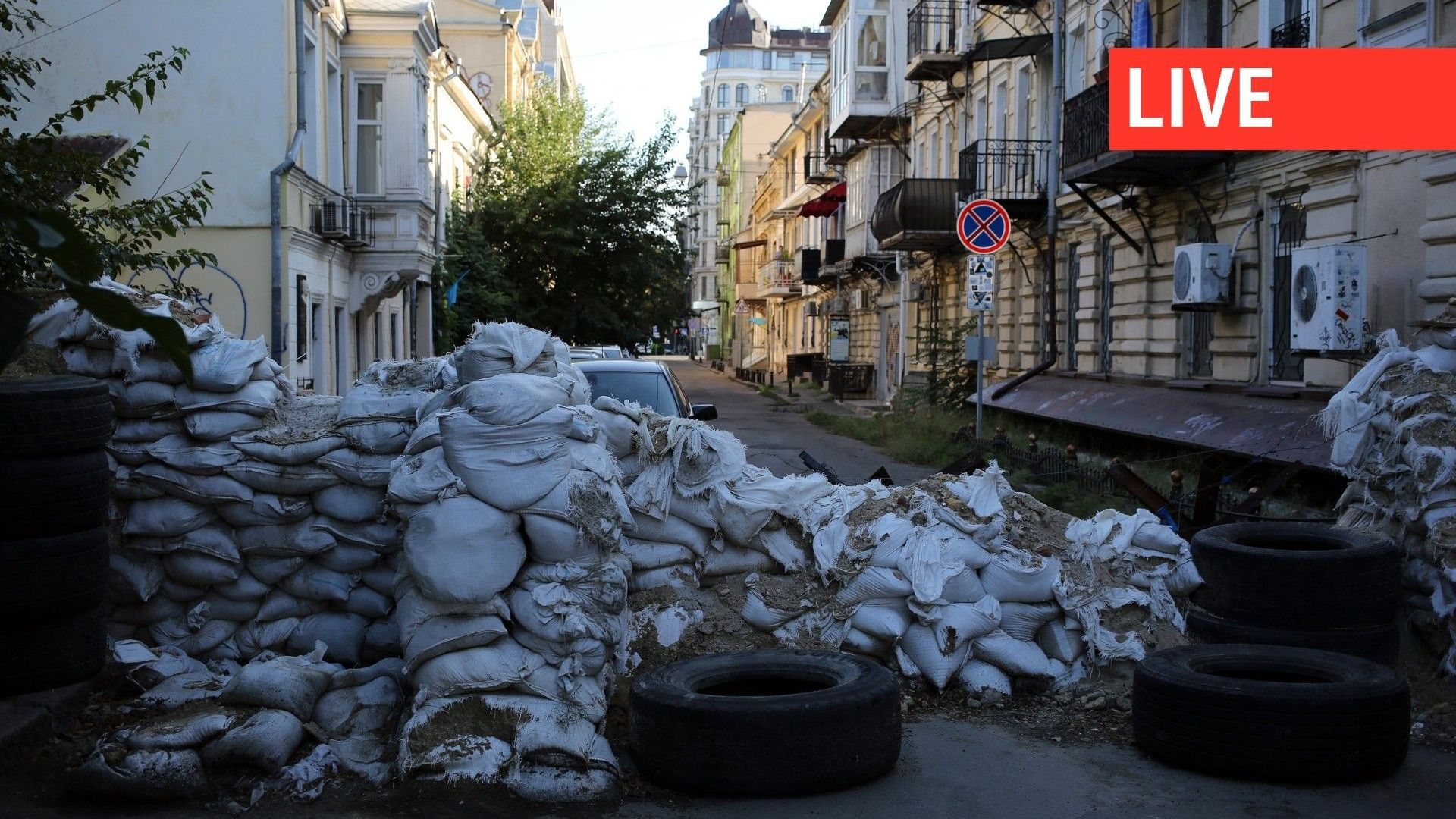 Depuis le début de la guerre contre l'Ukraine, le centre historique d'Odessa a été bloqué à des fins militaires par des barricades faites de sacs de sable. Le centre est à nouveau ouvert au public et les sacs restent un rappel d'une éventuelle menace.