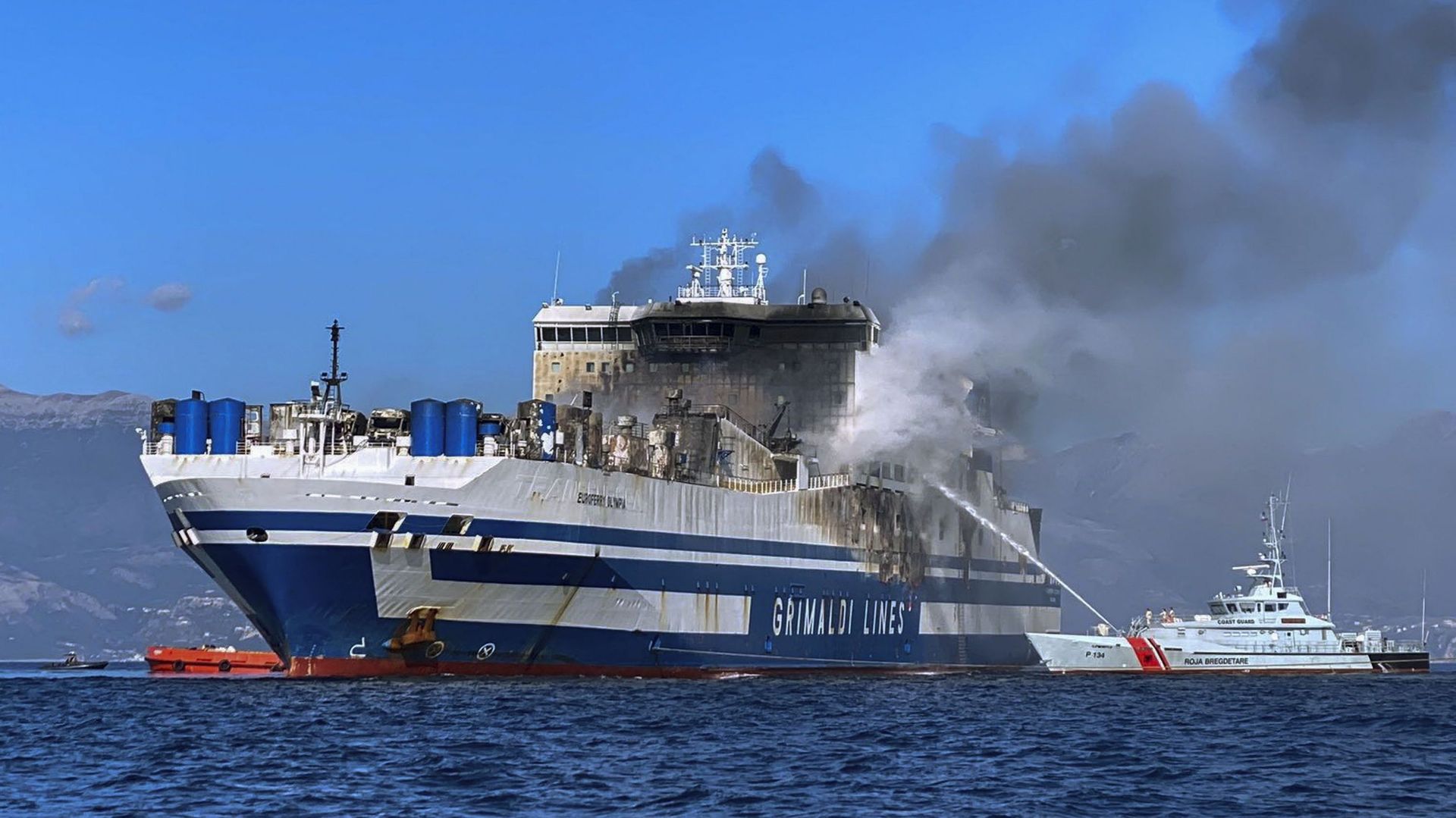 Grèce : un passager du ferry italien en feu retrouvé vivant