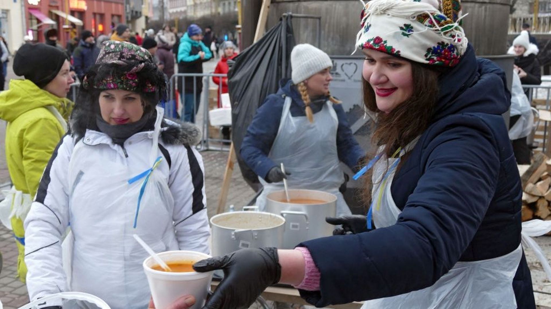 18 décembre, une cuisine de campagne est établie à Vicheva Square dans l’ouest de l’Ukraine pour servir plus de 4000 borscht ukrainien.
