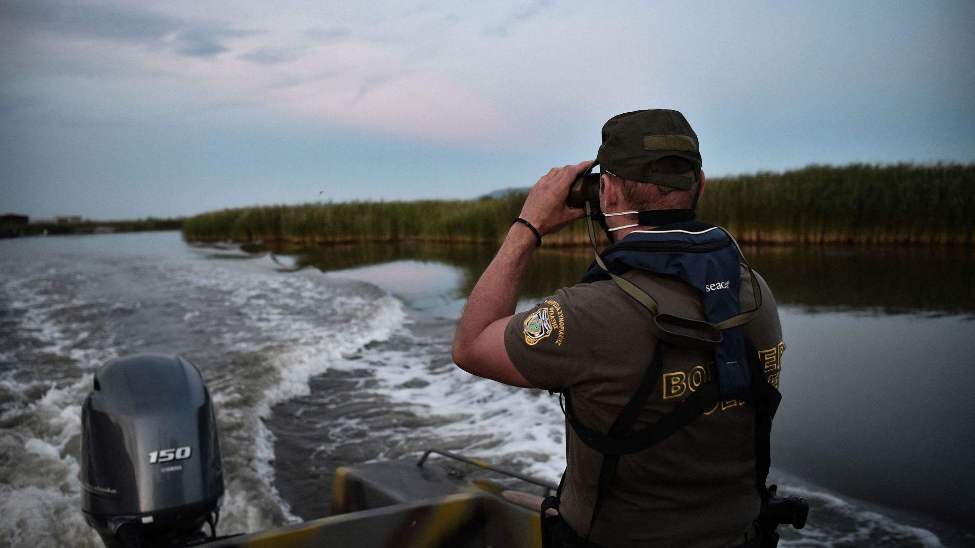 Un officier de police patrouille dans le delta du fleuve Evros sur un bateau, près d'Alexandroupoli, le long de la frontière gréco-turque, le 8 juin 2021.