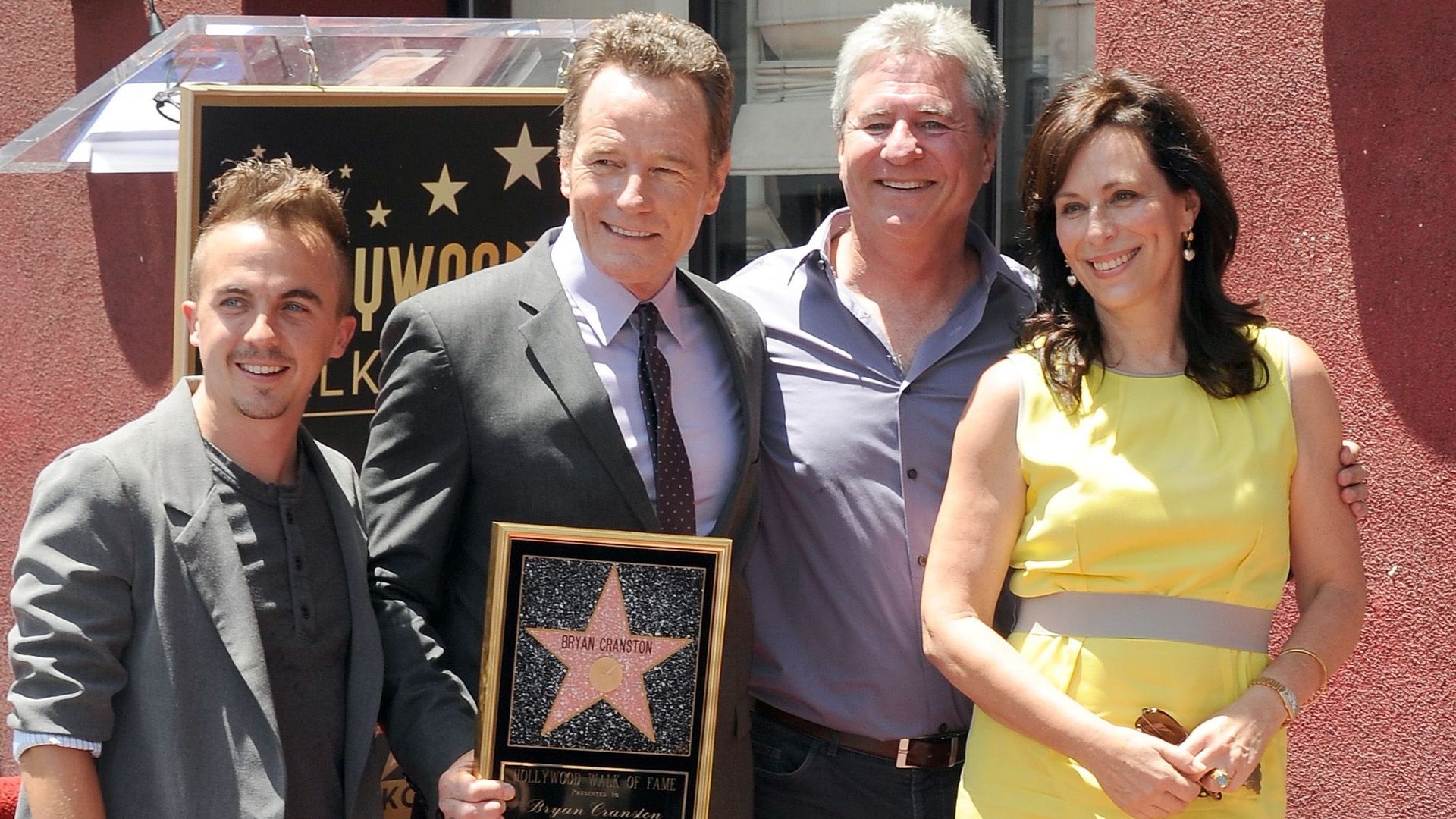 Quand Bryan Cranston a reçu son étoile sur le Hollywood Walk Of Fame en 2013, il était accompagné de Frankie Muniz, du cocréateur Linwood Boomer et de Jane Kaczmarek qui jouait Loïs, la mère de Malcolm.