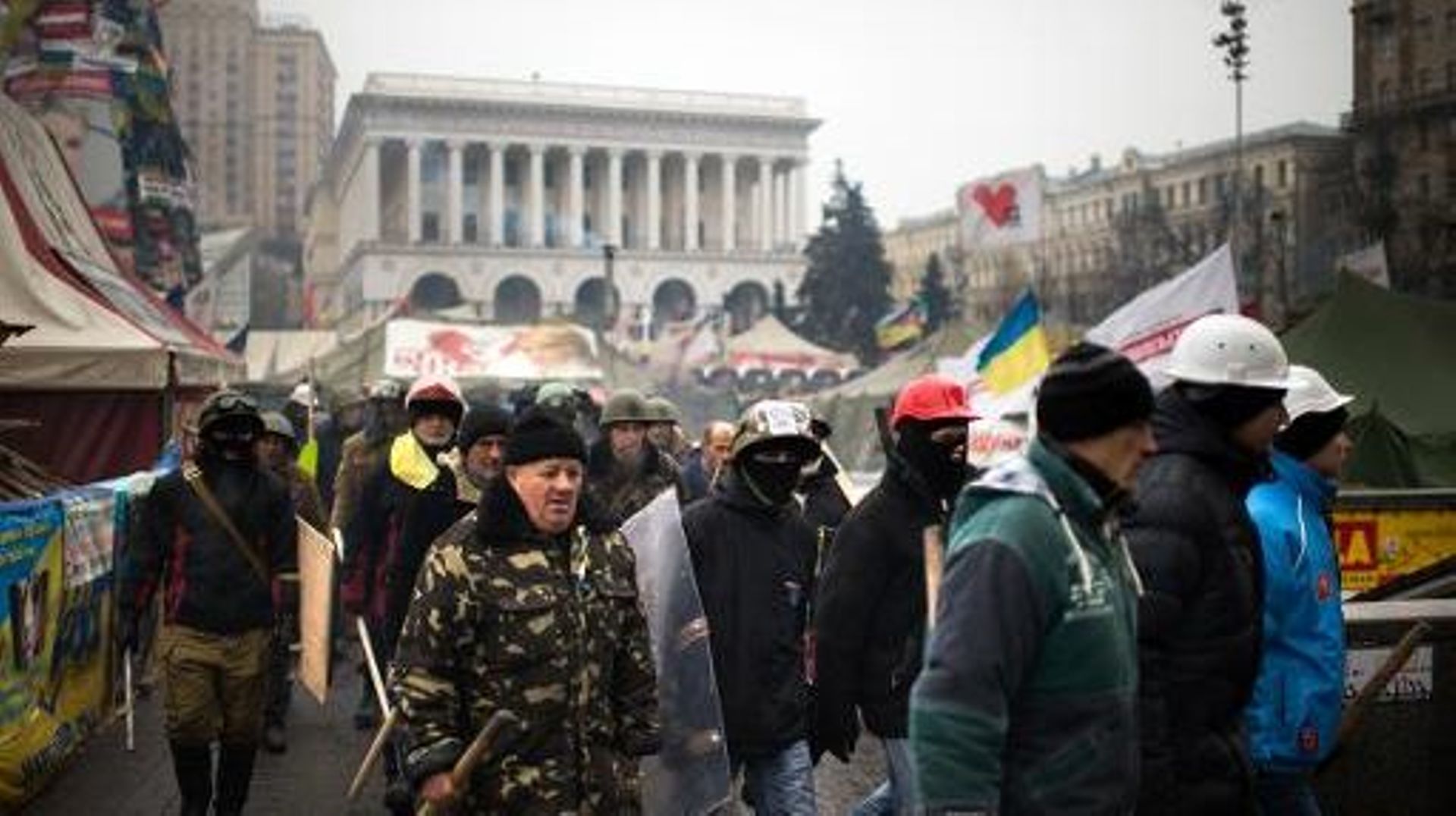 Des manifestants d'opposition sur la place de l'Indépendance à Kiev le 8 février 2014