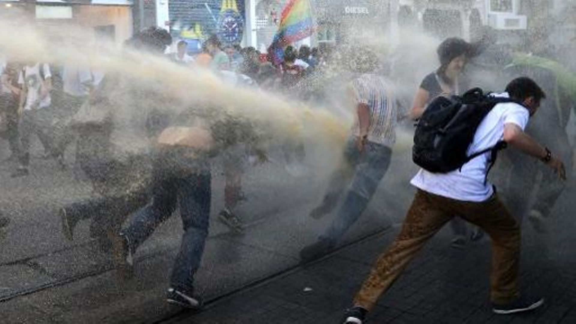 La police disperse des manifestants, le 20 juillet 2013 à l'entrée de la place Taksim