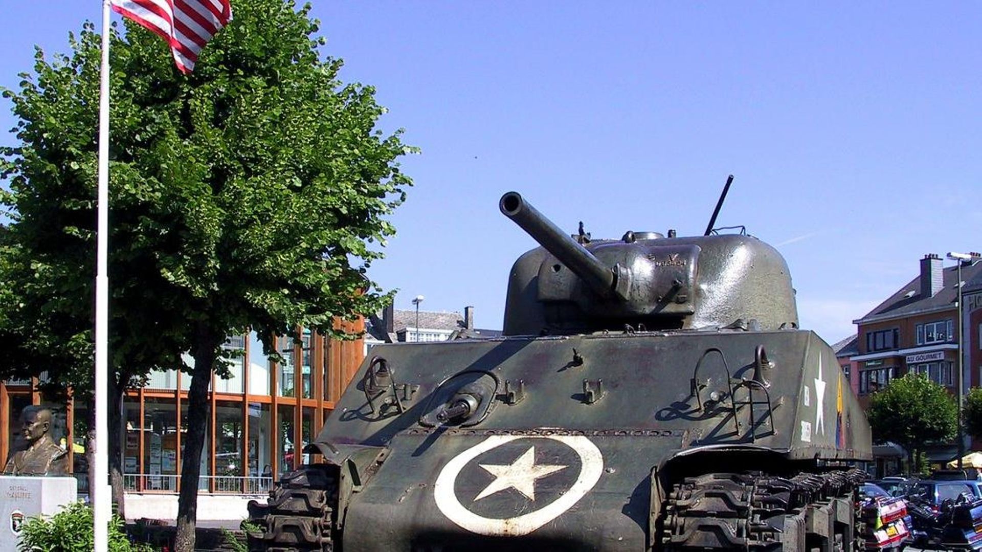 Le char Sherman de la place Mac Auliffe à Bastogne