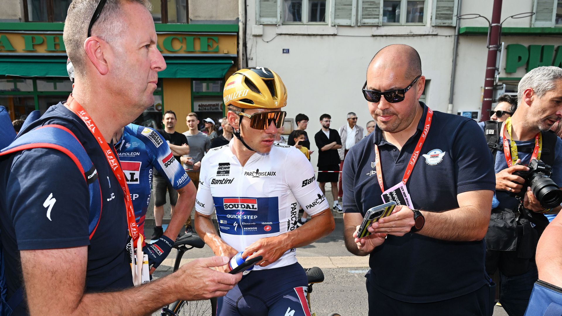 Evenepoel et son éternel 'bodyguard' Phil Lowe se séparent : "Je me souviens quand Remco s'est mis à pleurer sur mon épaule"
