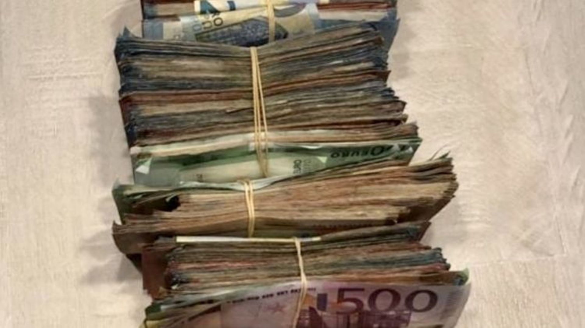 Plus de 100.000 euros en cash et 80 kilos de cocaïne ont été saisis