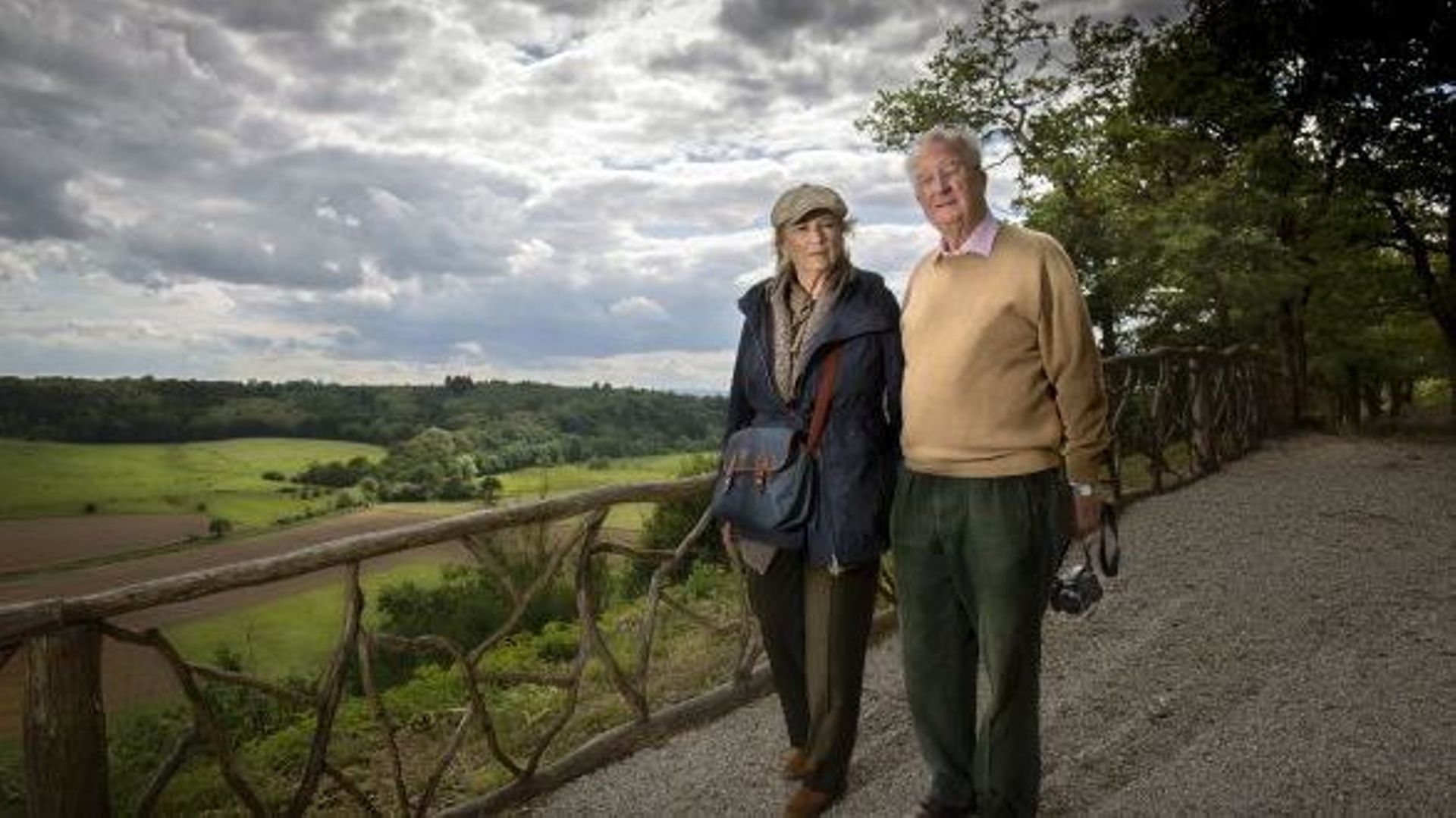 Le roi Albert II et la reine Paola se promènent en juin 2012 à Ciergnon