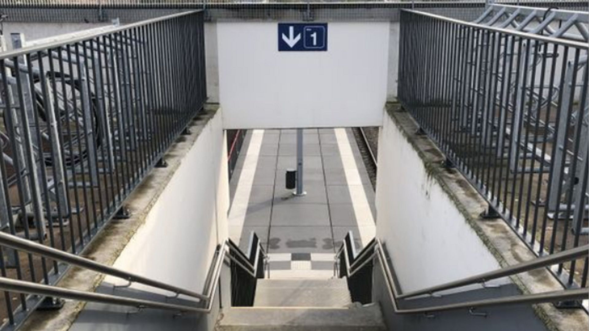 Pour l'instant, on accède aux quais uniquement via les escaliers, ce qui est parfois impossible pour les PMR.