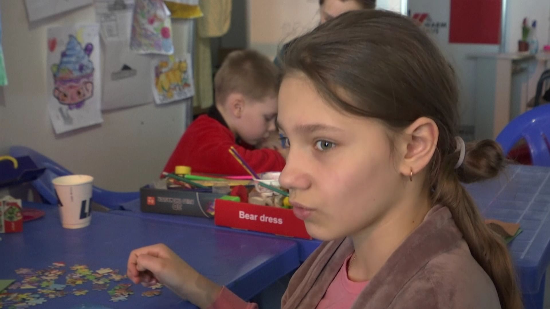 Lailiya, 10 ans, joue dans un centre de prise en charge des réfugiés venus d’Ukraine à Chisineau (Moldavie). Le 15 mars 2022.
