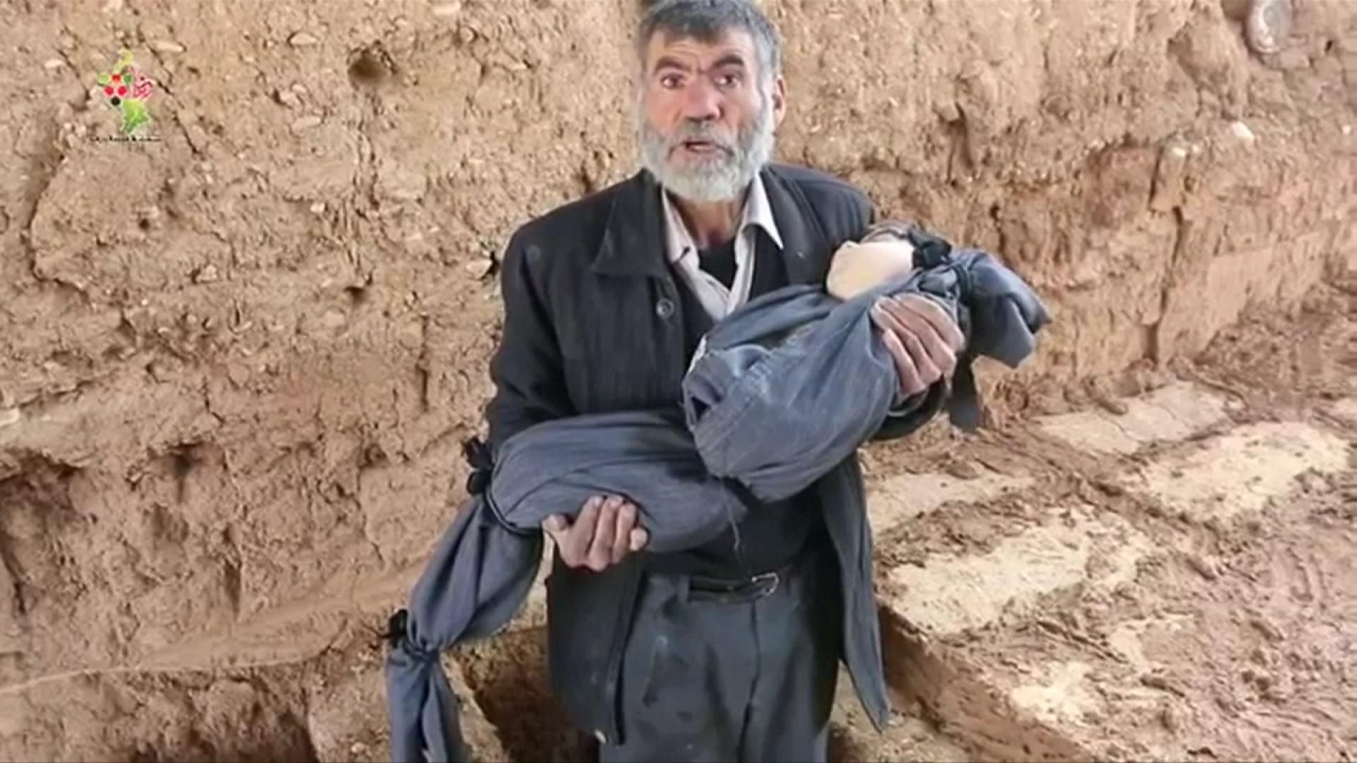 Cet homme a perdu son enfant dans un bombardement aérien 