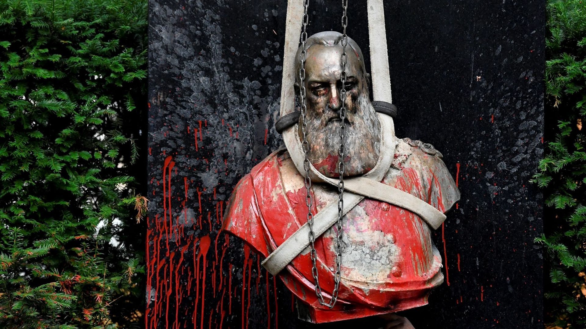 Un employé aide à retirer la statue vandalisée du roi Léopold II de Belgique alors que le pays s’apprête à célébrer le 60e anniversaire de l’indépendance du Congo, à Gand, le 30 juin 2020. La statue a été vandalisée lors d’une action de protestation au mi
