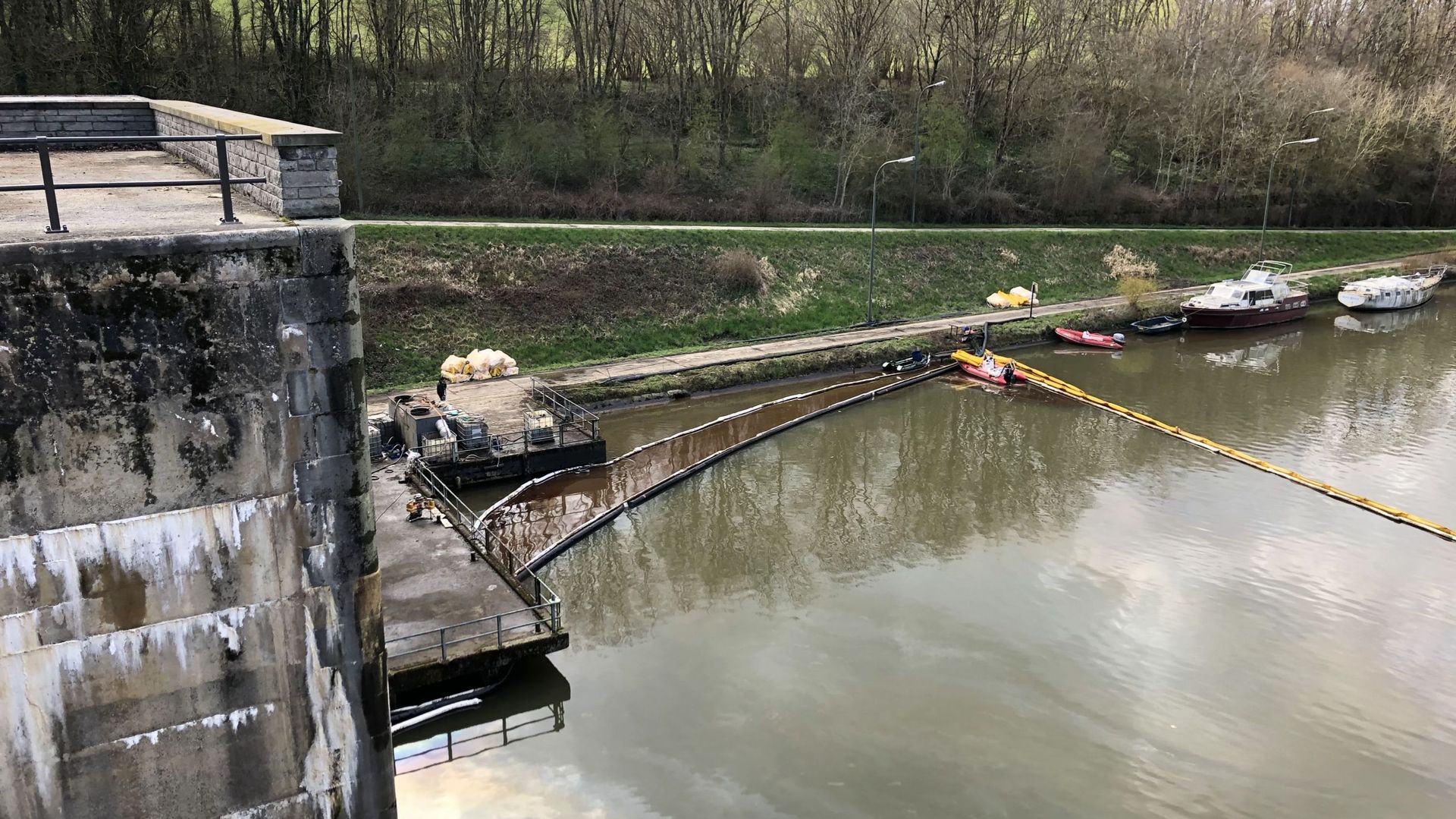 Le canal Bruxelles-Charleroi à hauteur de Clabecq lors de sa pollution aux hydrocarbures