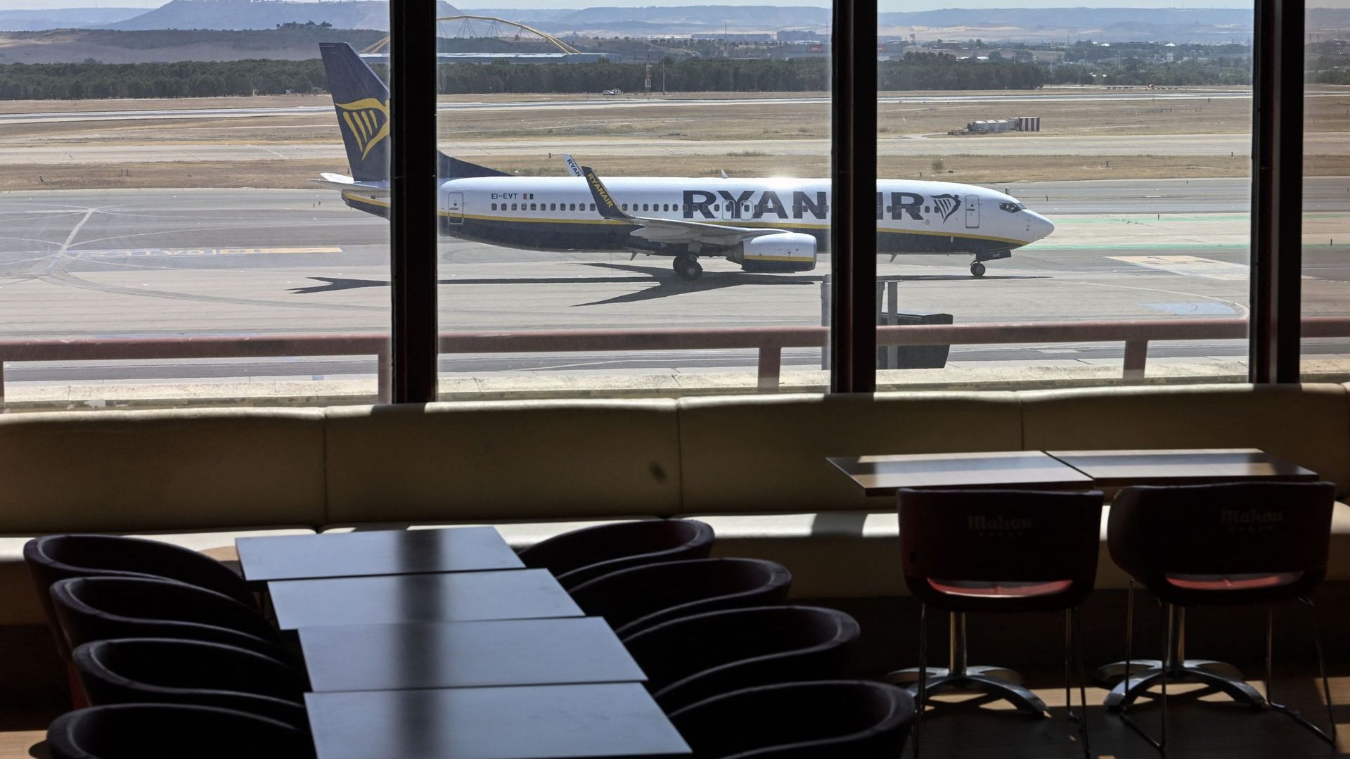 Cette photo montre un avion Boing 737-8AS de la compagnie aérienne irlandaise Ryanair pendant une grève à l'aéroport Adolfo Suarez Madrid Barajas, le 24 juin 2022.