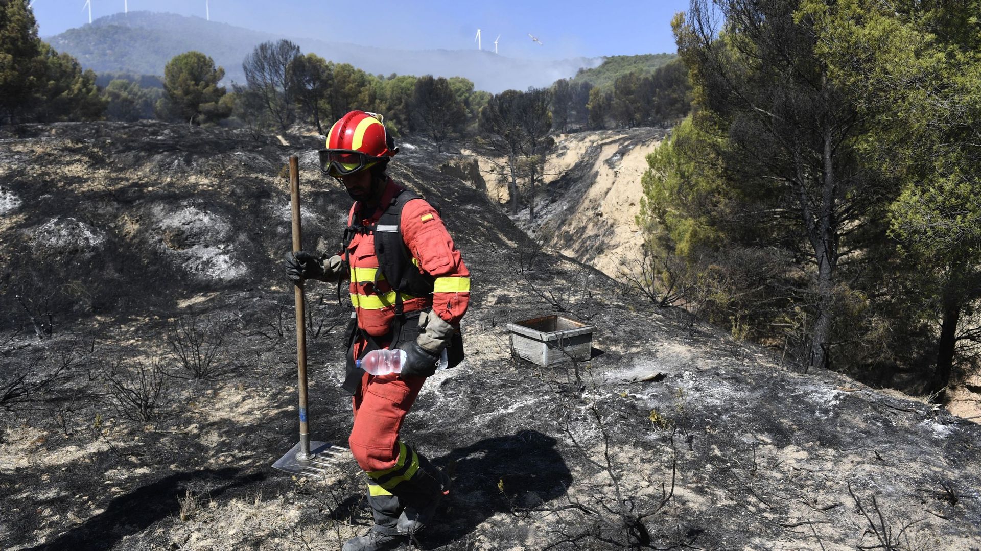 Un membre de l'unité militaire d'urgence espagnole (UME) travaille à éteindre un feu de forêt dans le parc naturel de Moncayo, près du village de Borja, dans la région nord de l'Aragon, le 15 août 2022.