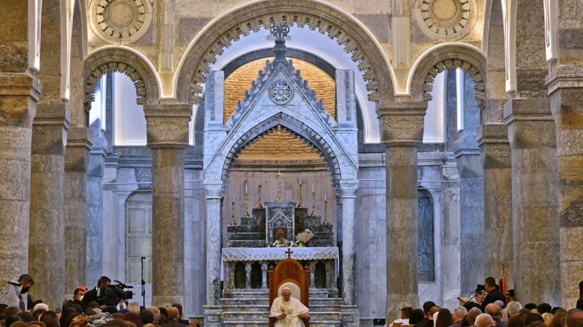 Le pape François s'adresse aux fidèles dans l'église al-Tahira, le 7 mars 2021 à Qaraqosh, en Irak