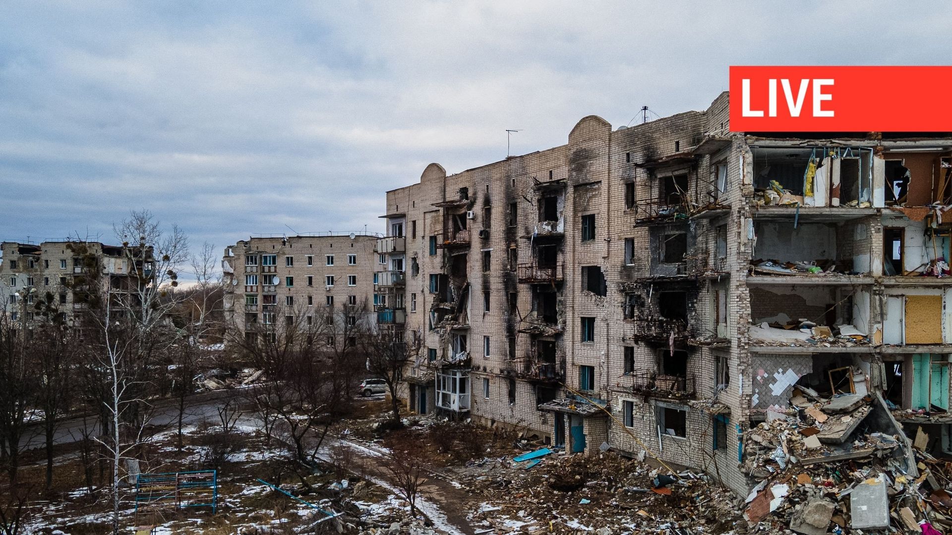 Une vue aérienne montre des bâtiments résidentiels endommagés par des bombardements à Izyum, dans la région de Kharkiv, le 20 février 2023, lors de l’invasion russe de l’Ukraine.
