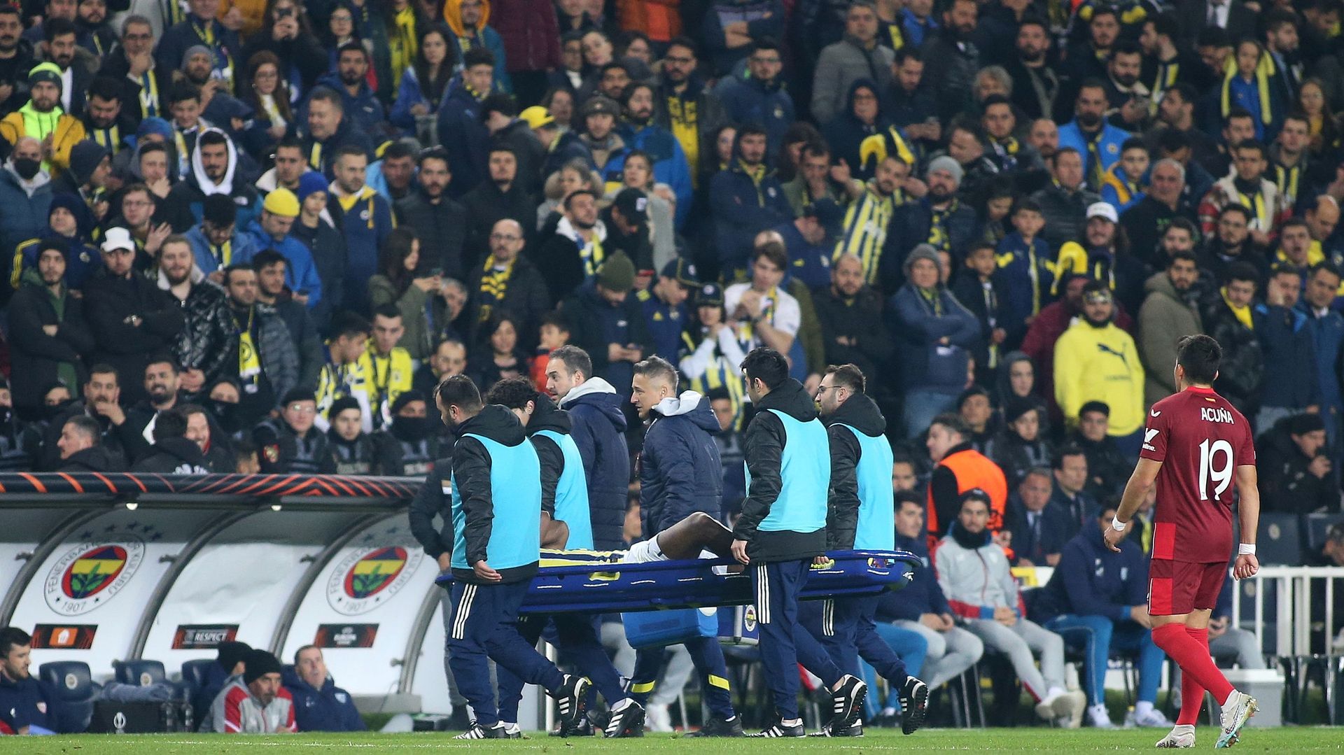 Michy Batshuayi sort sur civière avec Fenerbahçe lors du match d’Europa League