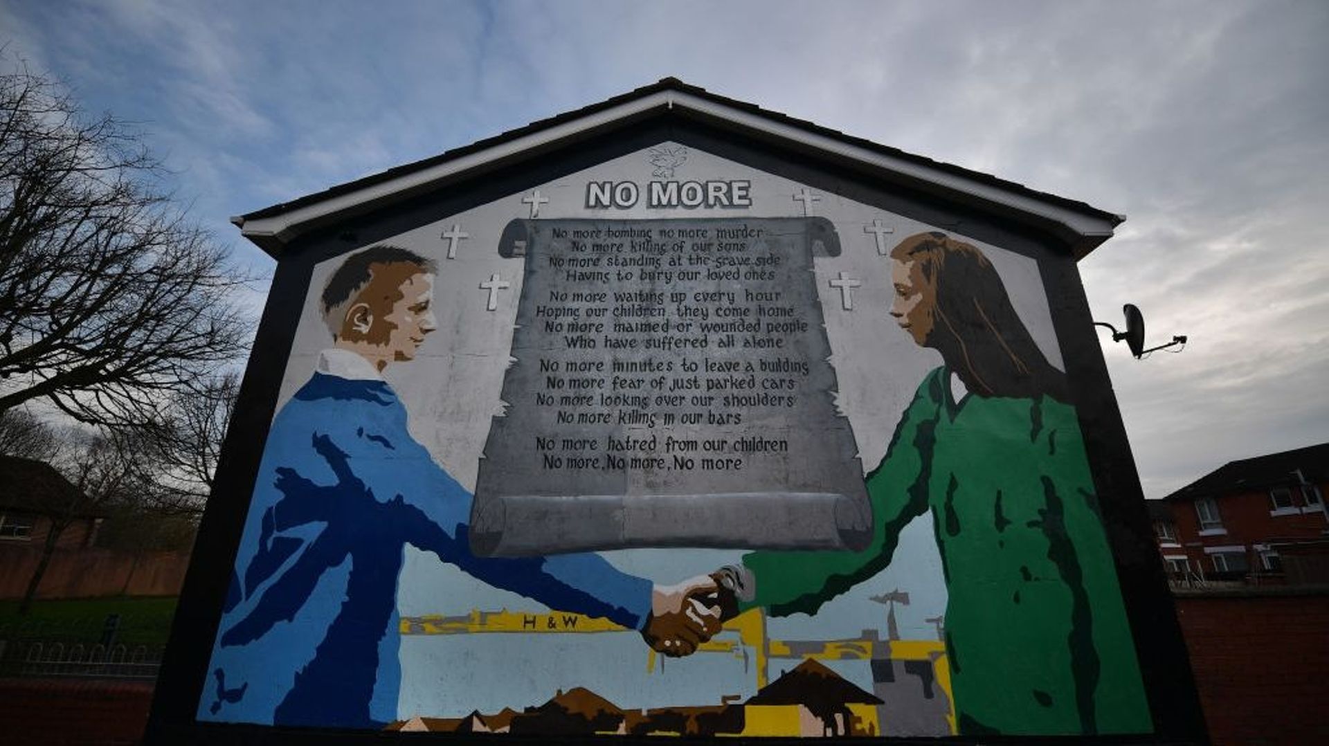Une fresque sur la paix est visible dans un quartier loyaliste le 4 avril 2023 à Belfast, en Irlande du Nord. L'accord du Vendredi saint, signé le 10 avril 1998, a mis fin à la plupart des violences survenues au cours du conflit qui a duré plusieurs décen