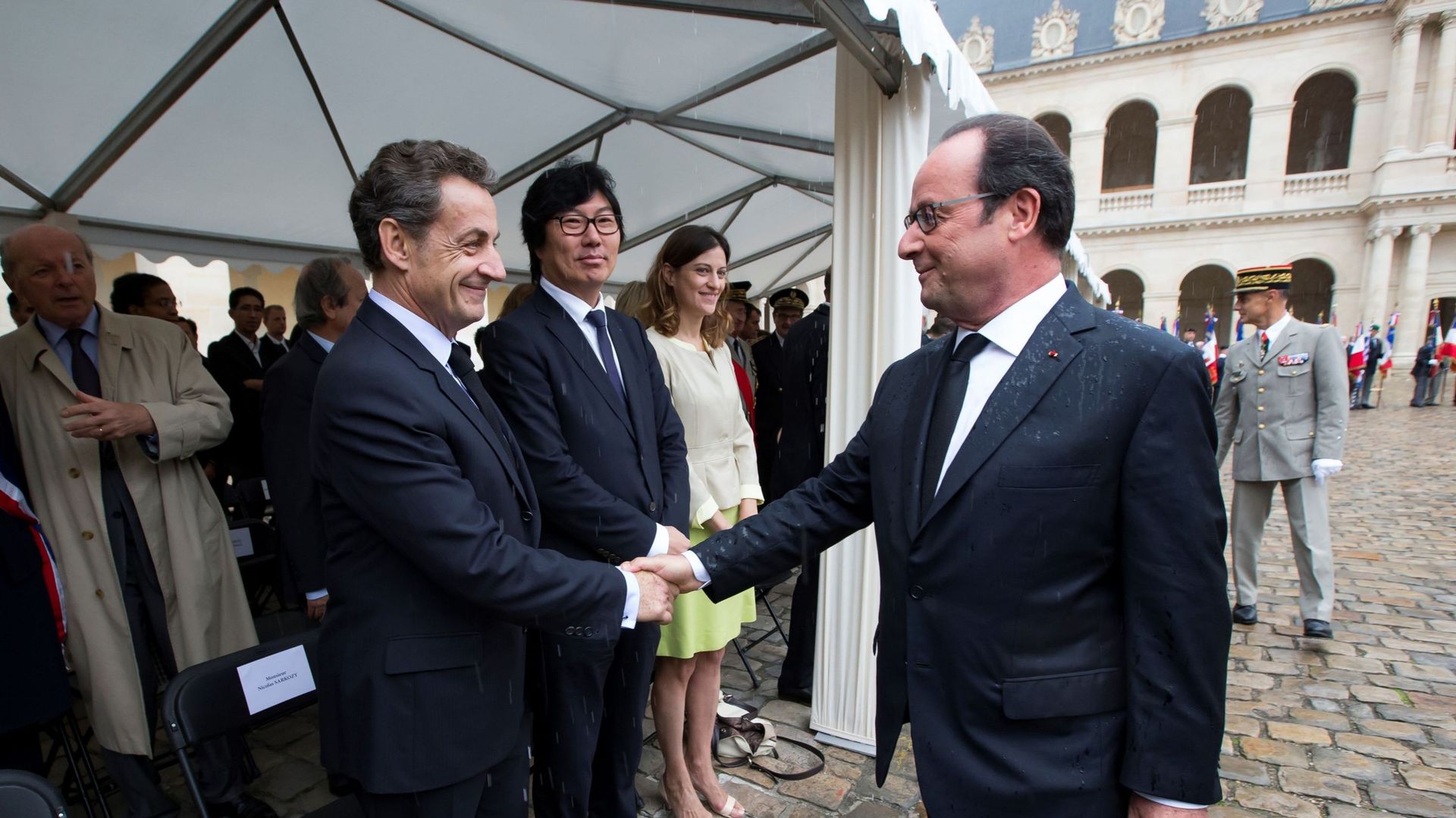 François Hollande et Nicolas Sarkozy se serrent la main lors d'une cérémonie aux Invalides, à Paris, le 25 septembre 2016.
