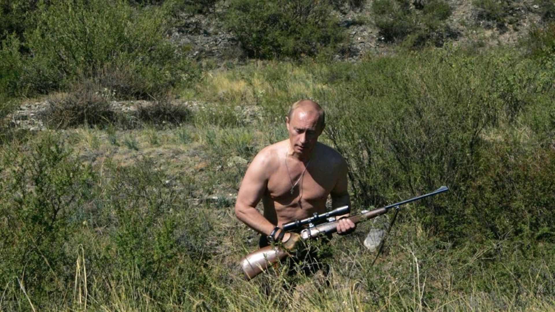 Vladimir Poutine torse nu, lors d'une partie de chasse en août 2007