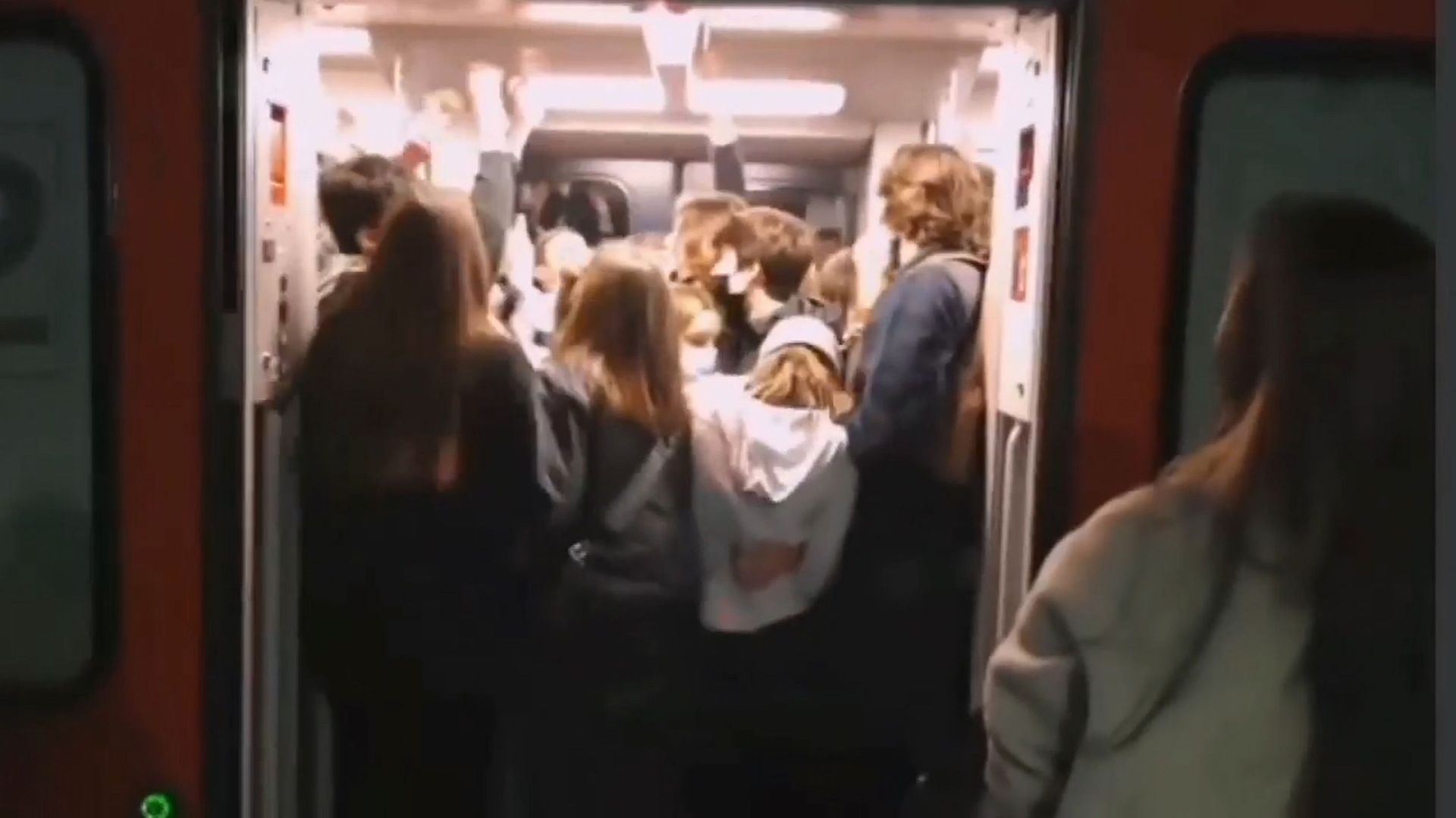 Train rempli de fêtards en gare de Louvain-la-Neuve: un procès-verbal dressé par la police