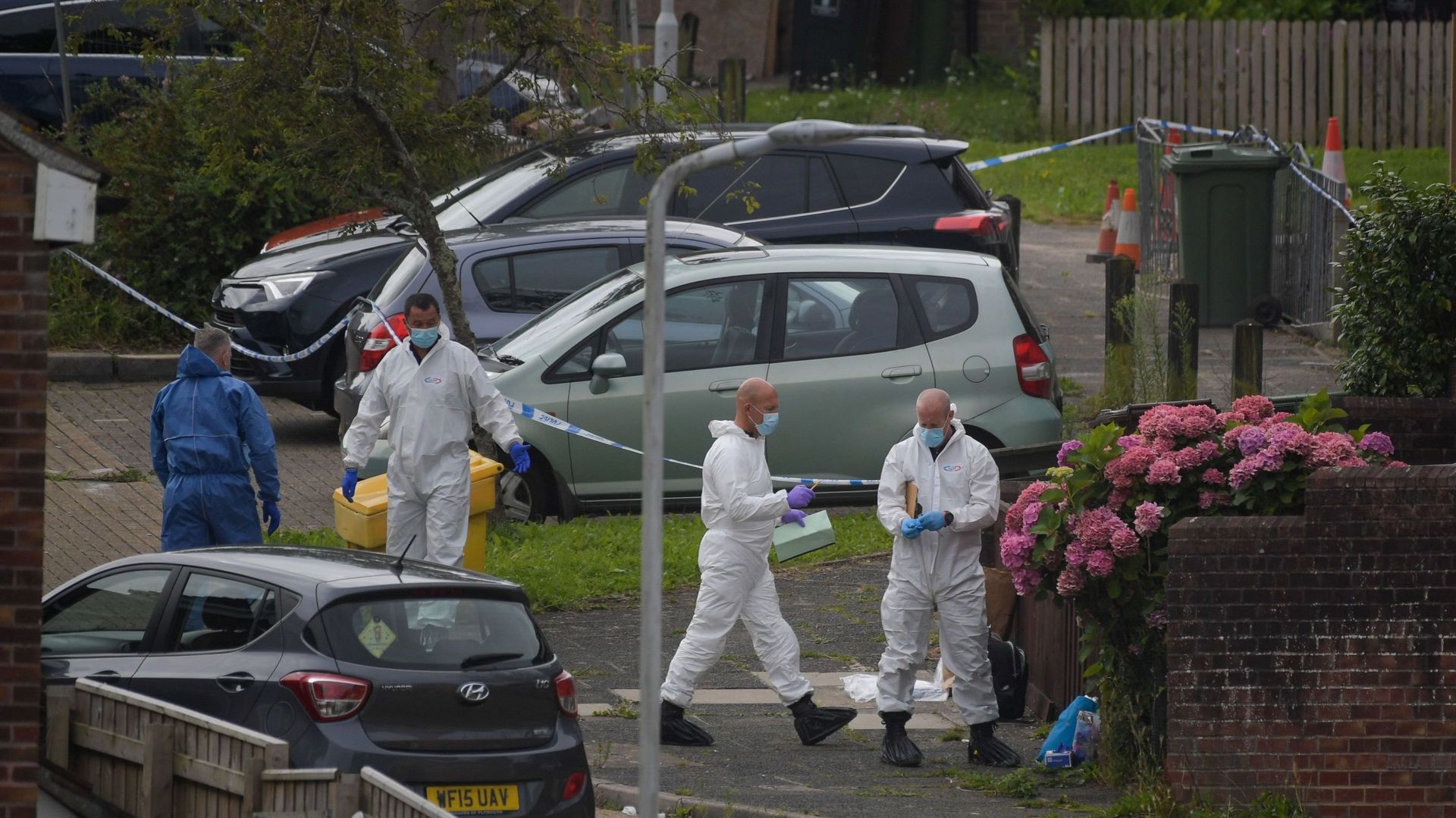 La police scientifique analyse la scène de crime après la fusillade de Plymouth en Angleterre
