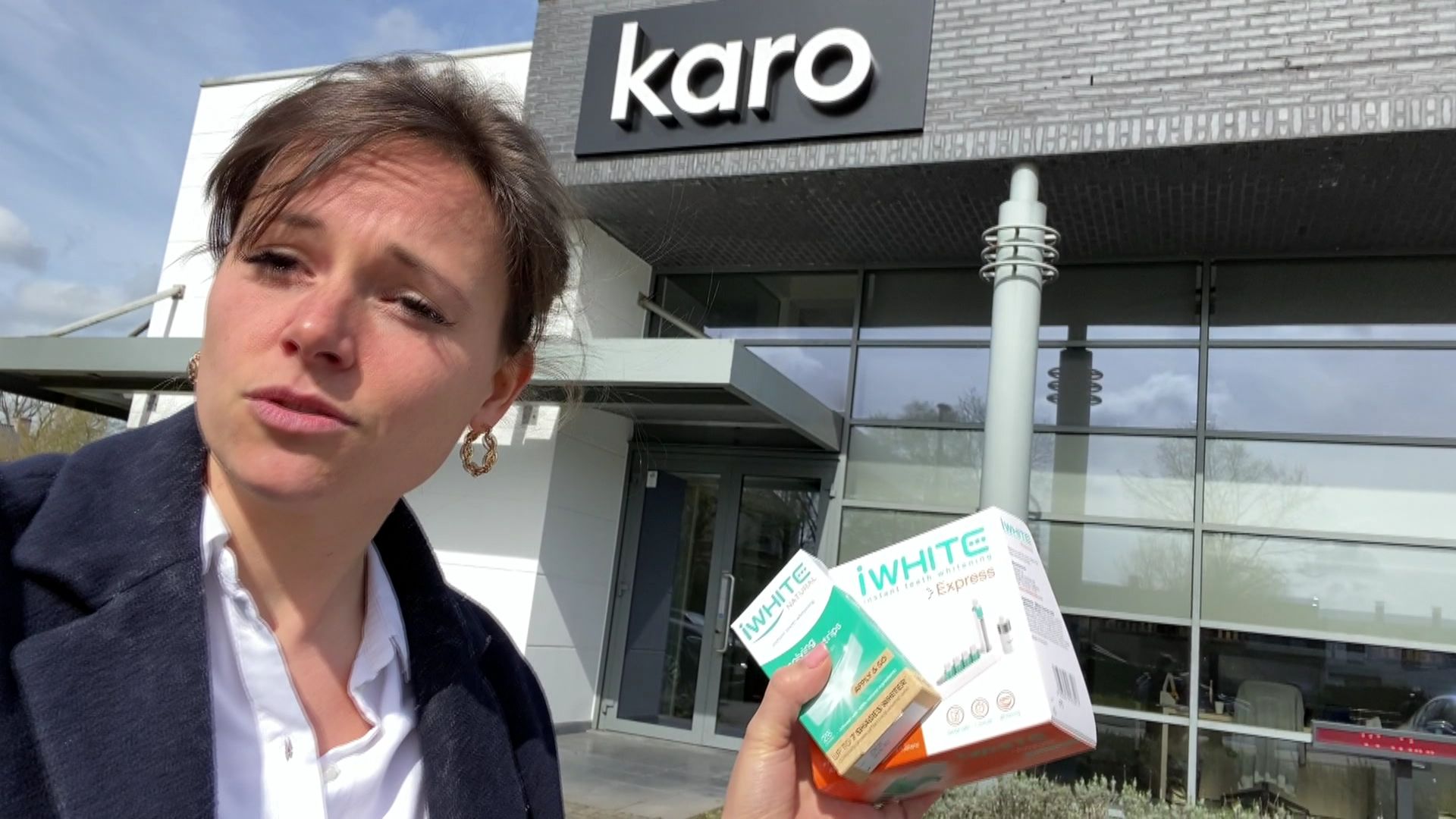 Devant les portes de l’entreprise Karo qui fabrique les produits Iwhite.