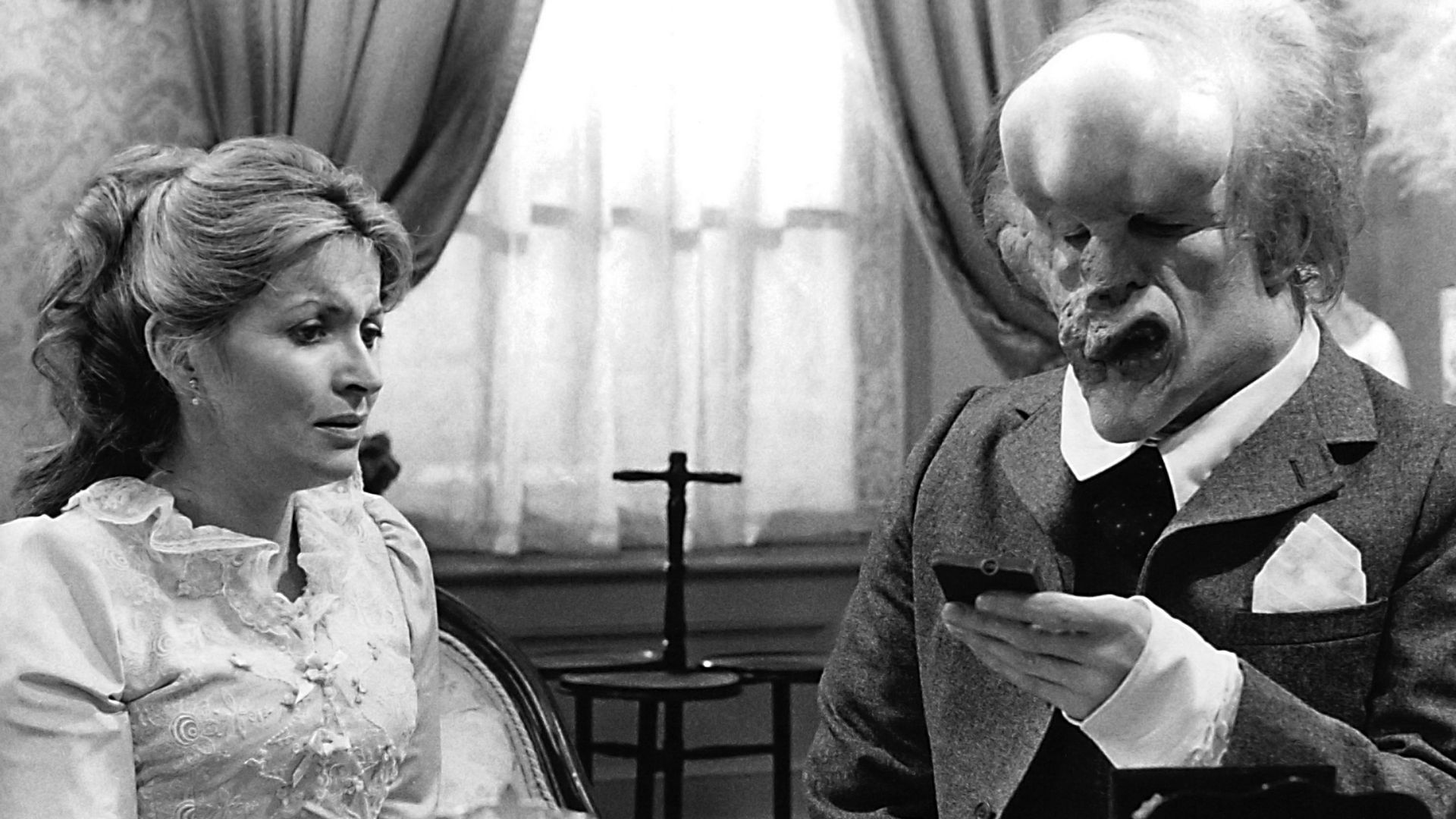 Les acteurs britanniques John Hurt, dans le rôle de John Merrick, et Hannah Gordon dans le rôle d’Ann Treves, dans "The Elephant Man", réalisé par David Lynch, 1980.
