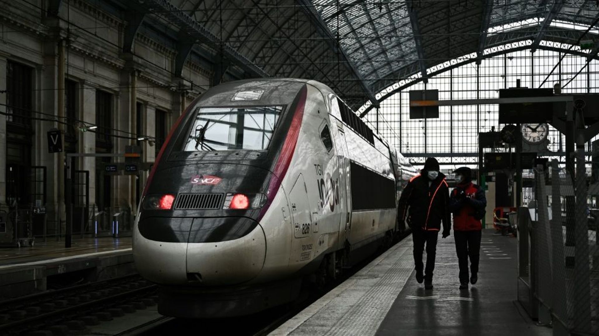 Des membres du personnel SNCF en gare de Bordeaux, le 25 novembre 2021

