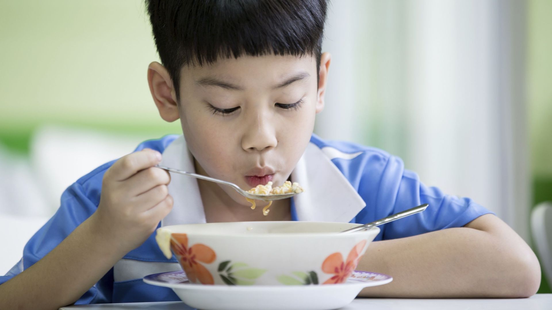 Как есть китайский мальчик. Китайский мальчик сидит. Китайский мальчик готовит еду. Мальчик сидит дома и ест. Мальчик китаец за столом сидит.