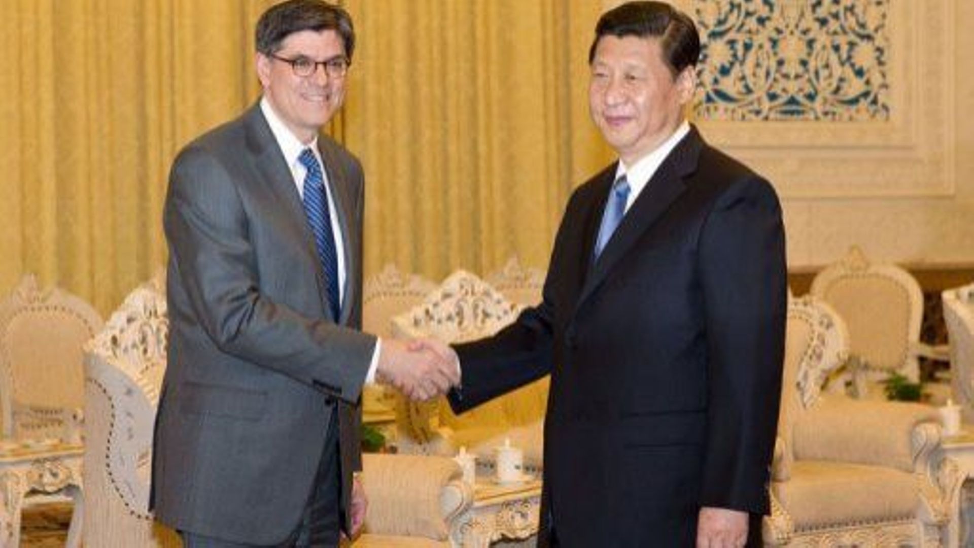 Le secrétaire américain au Trésor Jacob Lew accueilli par le nouveau président chinois, Xi Jinping, à Pékin le 19 mars 2013