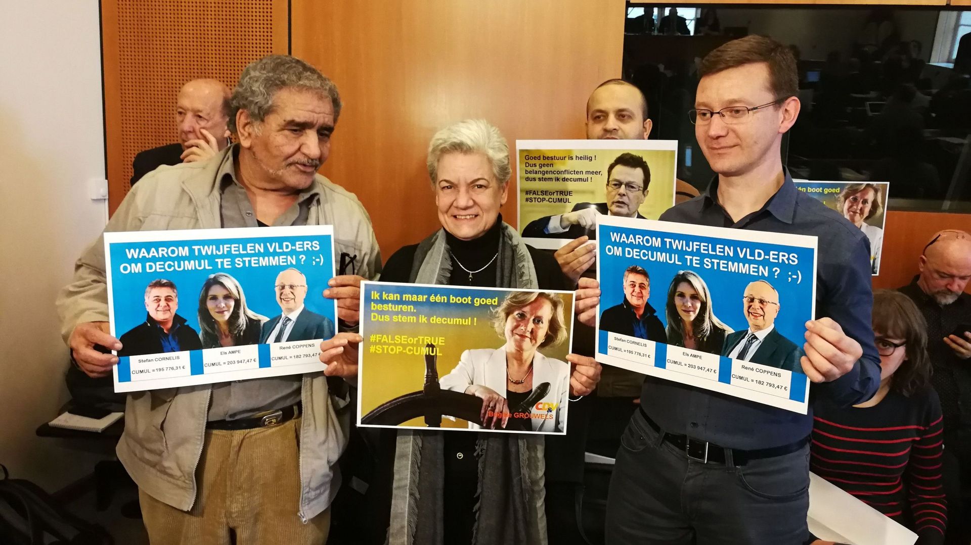 Les citoyens de Cumuleo et Transparancia sont également présents au parlement bruxellois pour soutenir le vote sur le décumul intégral à Bruxelles.