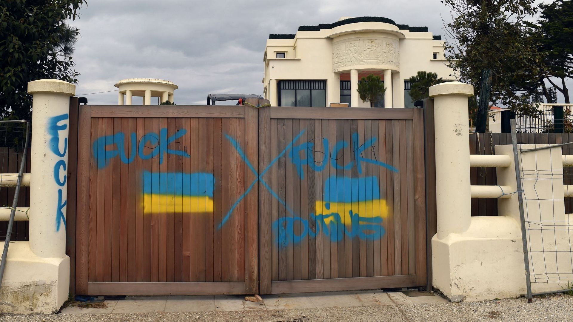 Des graffitis, aux couleurs du drapeau ukrainien et des messages anti-Poutine, peints sur le portail de la villa « Suzanna », connue comme appartenant à l’ex-femme du président russe et à son mari, un homme d’affaires russe, à Anglet, près de Biarritz.