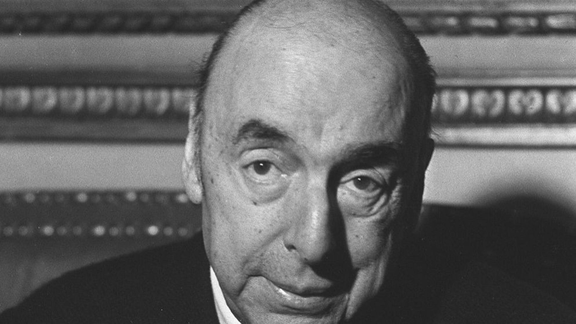 Photo datée du 21 octobre 1971 de l'écrivain, poète et diplomate chilien, Pablo Neruda. Alors ambassadeur du Chili en France, le poète répond aux questions des journalistes à l'ambassade chilienne, après avoir reçu le Prix Nobel de Littérature 1971.