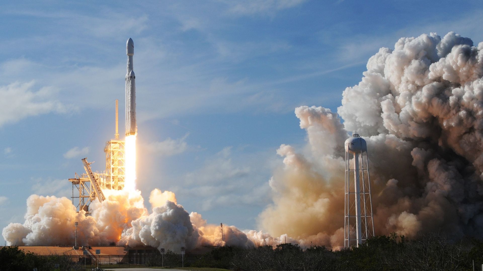 Début 2017, SpaceX avait annoncé que deux passagers seraient envoyés vers la Lune dès 2018 à bord de sa fusée Falcon Heavy, un voyage qui n'a finalement jamais eu lieu.