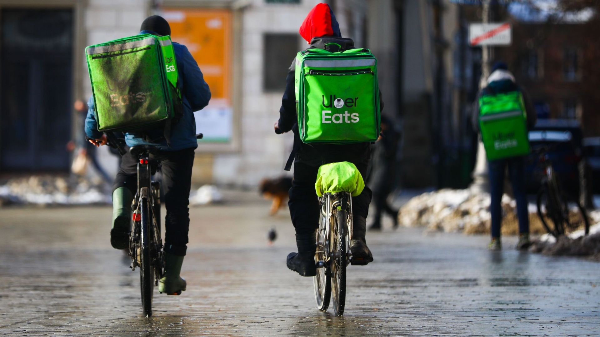 Deux coursiers Uber Eats à vélo
