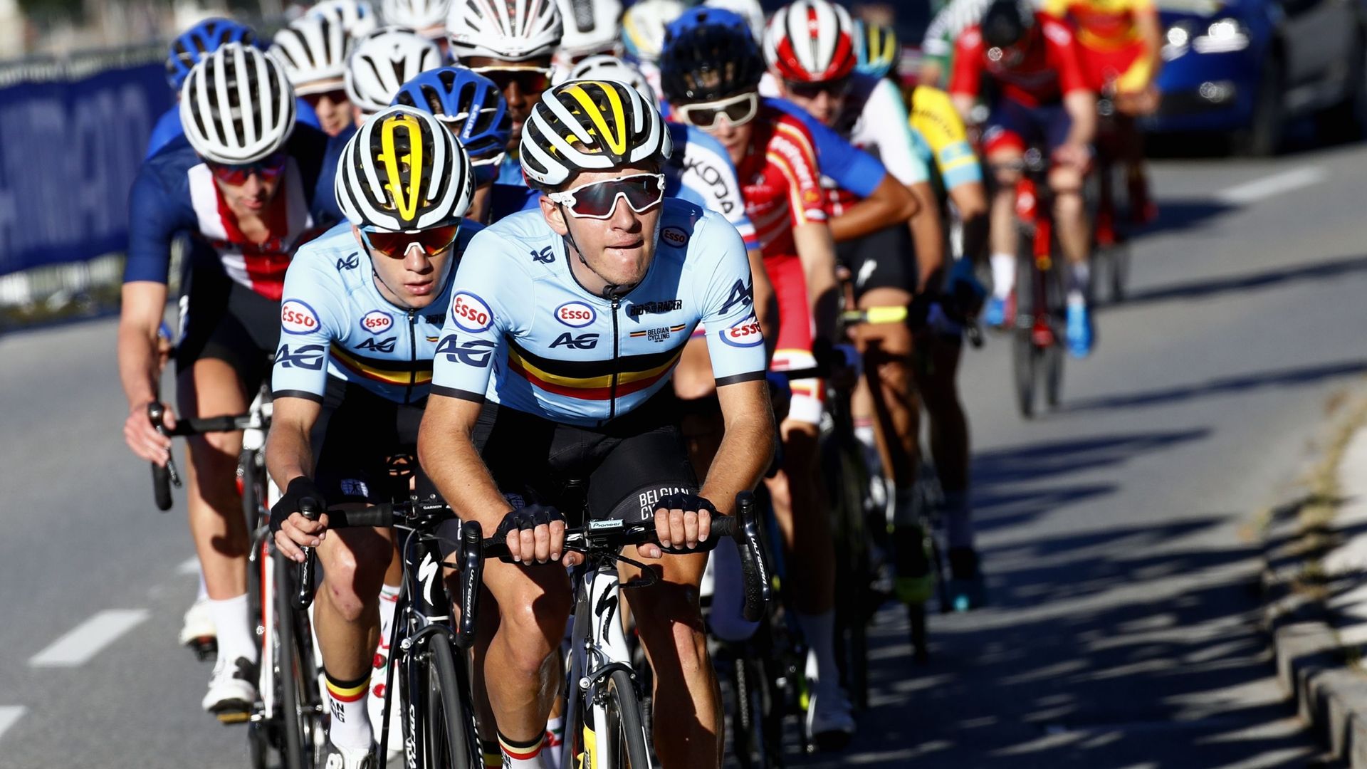 Le Belge Remco Evenepoel et le Belge Ilan Van Wilder photographiés en action lors de la course en ligne juniors masculine des Championnats du Monde Route UCI 2018 à Kufstein, Tirol, Autriche, jeudi 27 septembre 2018.