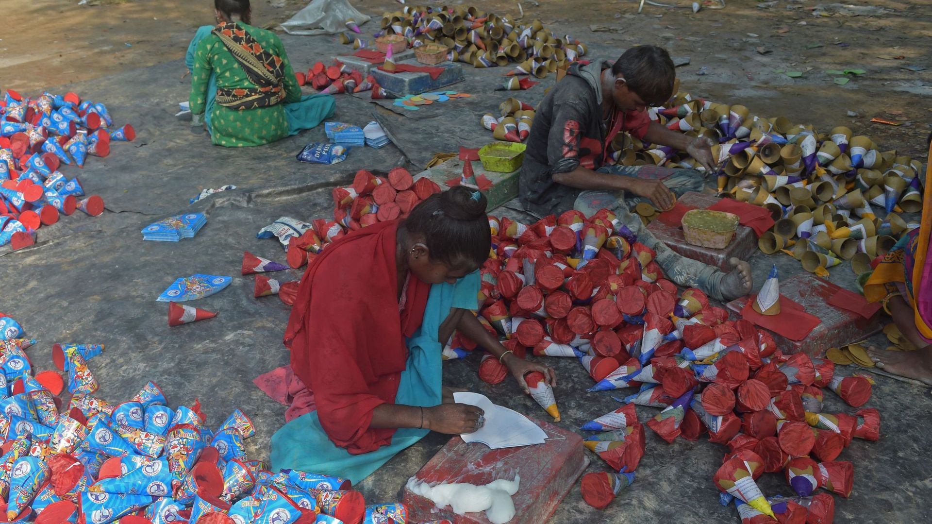 Image d’illustration : des ouvriers fabriquent des pétards dans un atelier pour la fête de Diwali, dans la banlieue d’Ahmedabad, le 20 octobre 2021.
