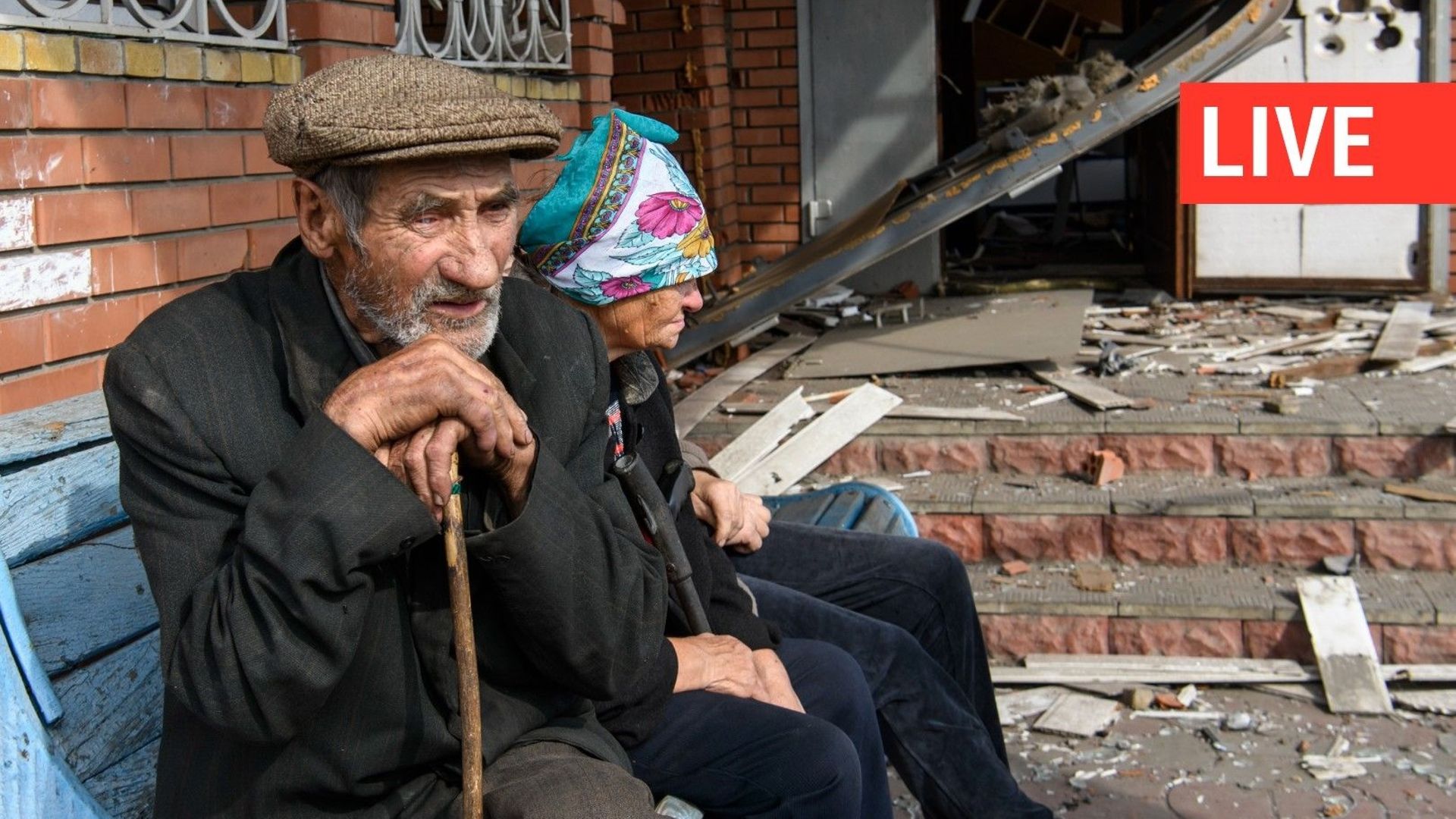Un couple âgé dans le village libéré de Yatskivka, région de Donetsk, Ukraine, le 1er octobre 2022.