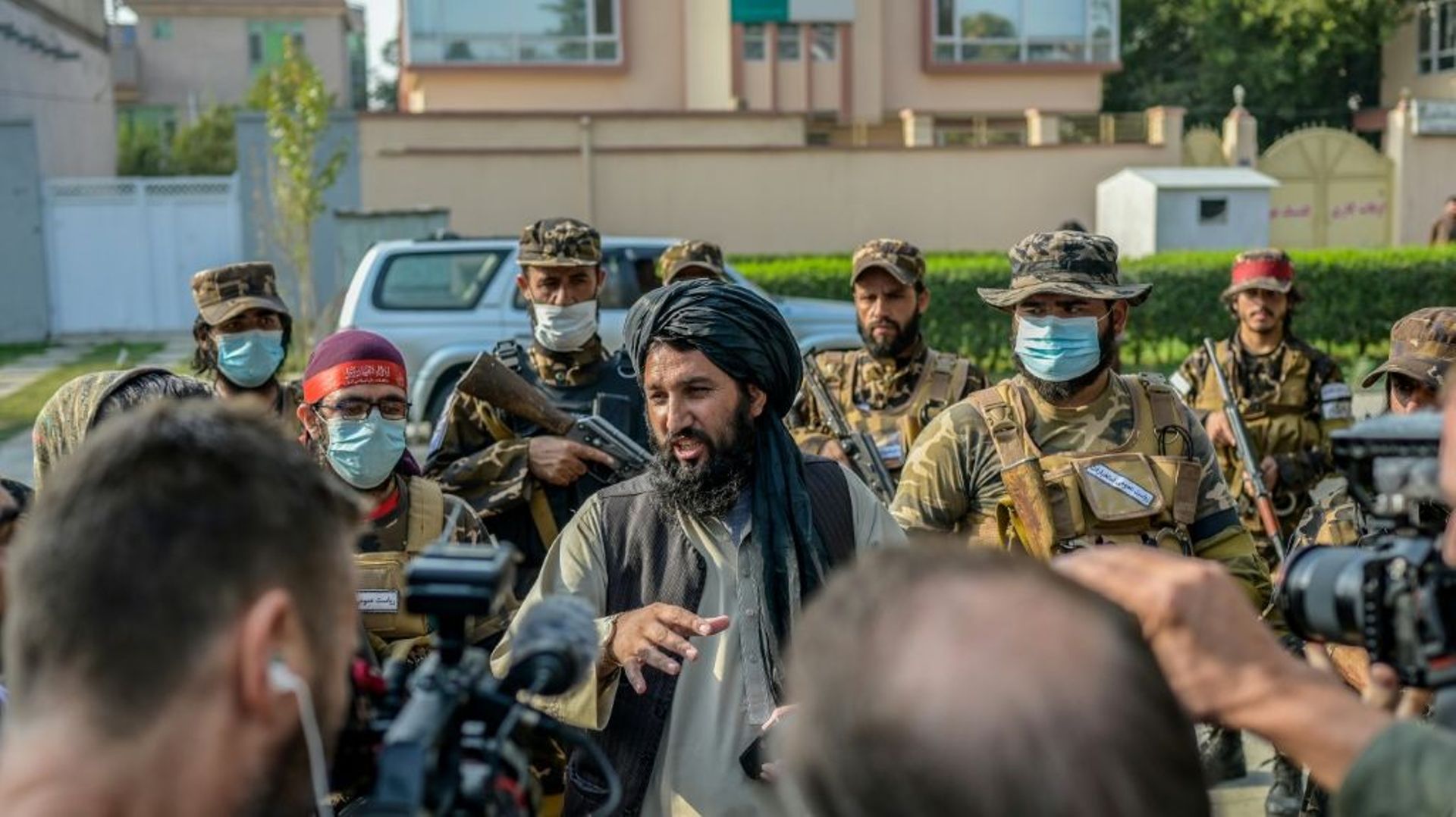 Un chef des forces spéciales talibanes (au centre) parle à des journalistes après avoir empêché une manifestation de femmes devant une école à Kaboul le 30 septembre 2021