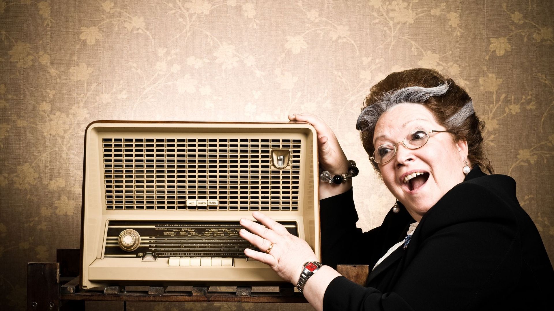 Старое радио послушаем. Прослушивание радио. Человек радио. Радио фото. Слушать радио.