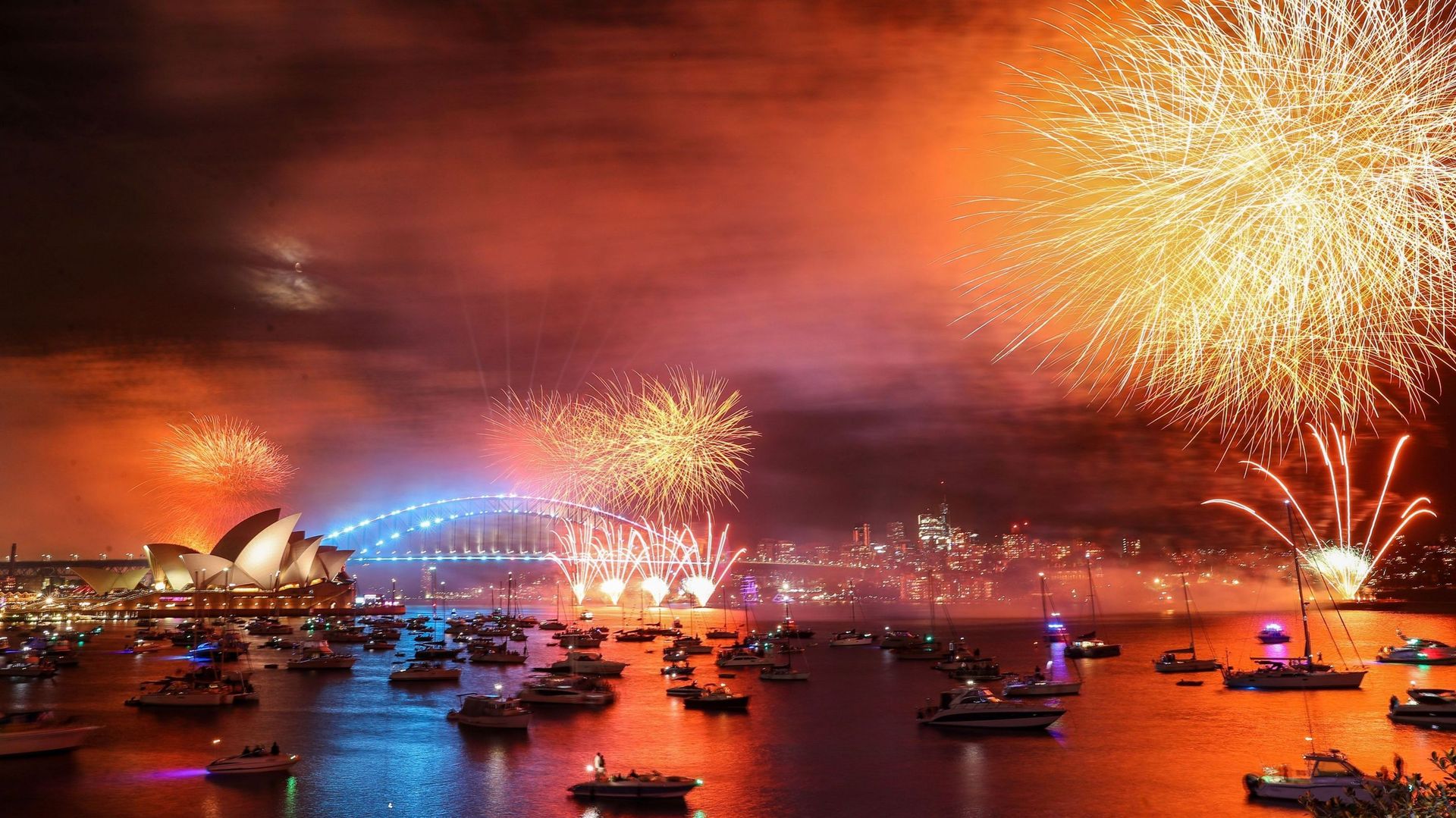 Feu d’artifice au-dessus de Harbour Bridge, à Sydney, pour célébrer la nouvelle année