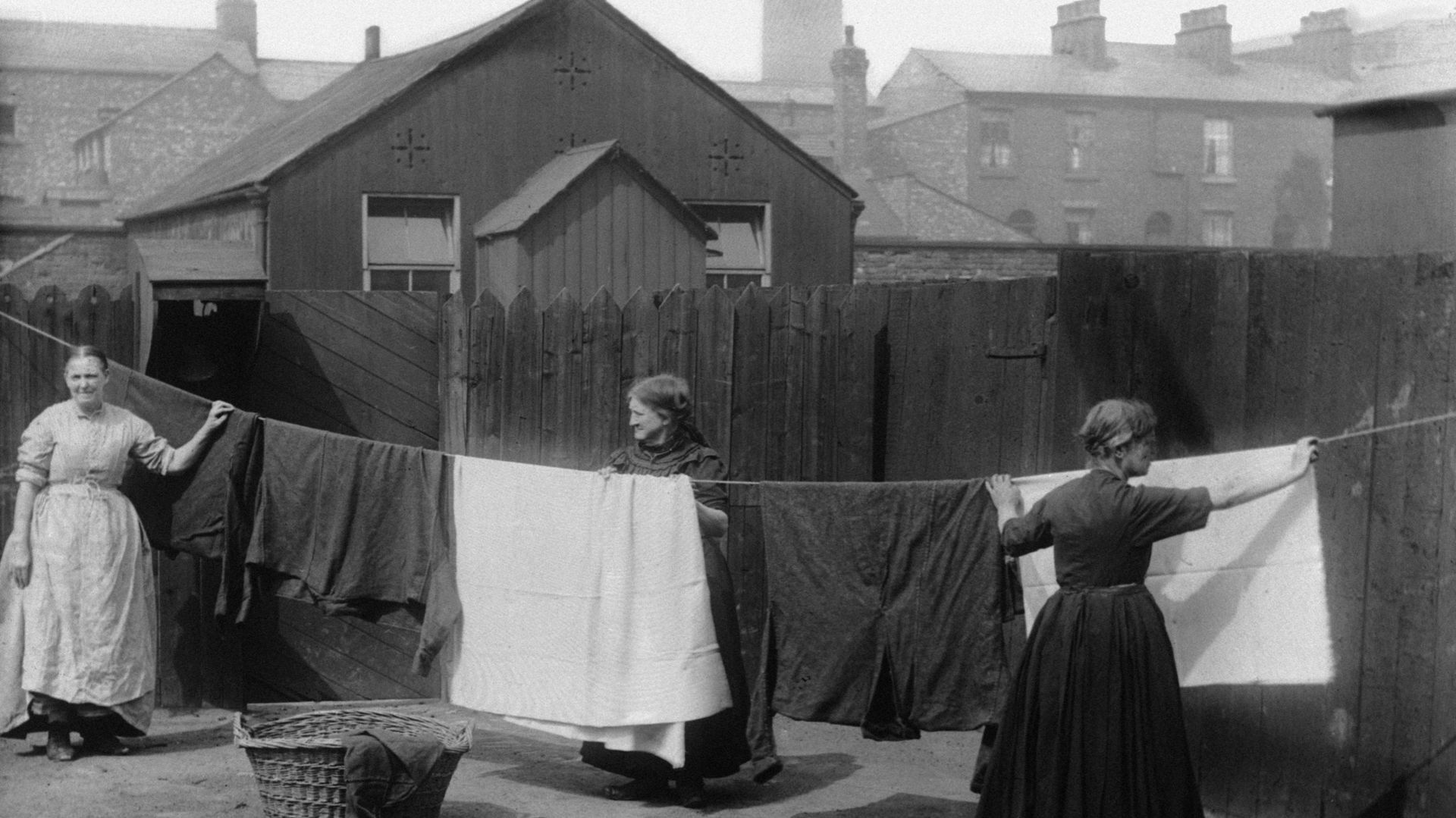 Des femmes étendent leur linge en Grande-Bretagne vers 1880. Image d'illustration.