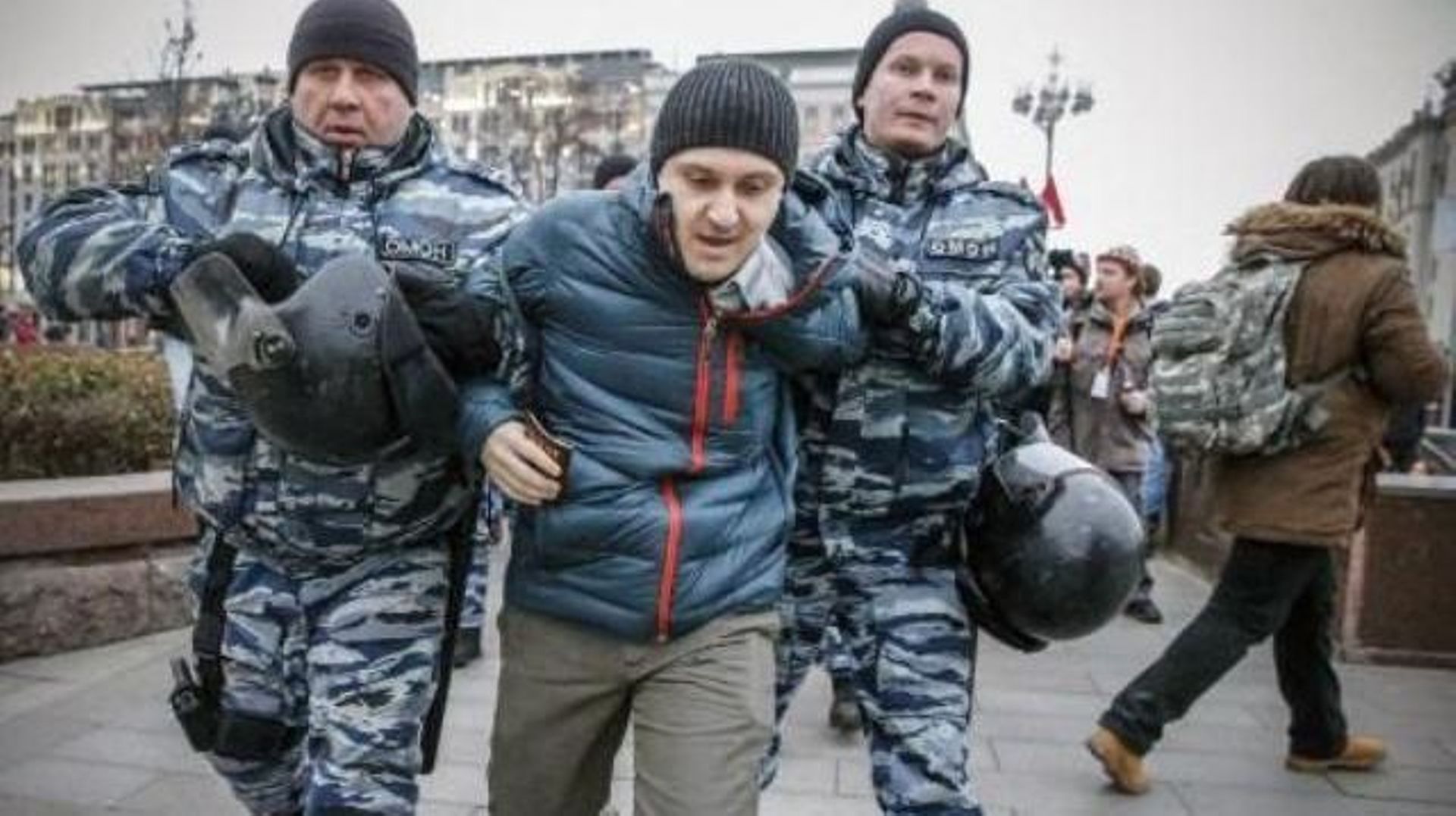 russie-plusieurs-centaines-de-manifestants-anti-poutine-arretes
