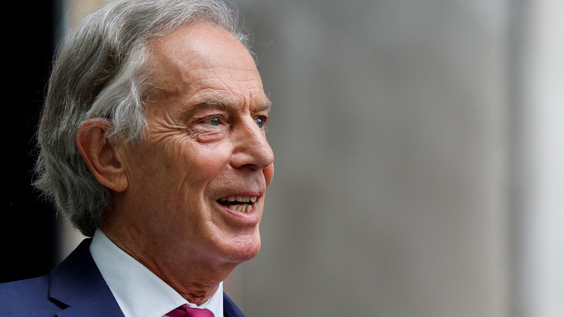 Fait chevalier par la reine, l’ex-premier ministre britannique Tony Blair se défend face à ses détracteurs