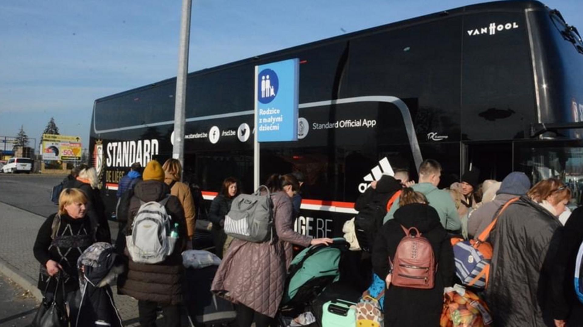 Liège: une cinquantaine de réfugiés ukrainiens rapatriés à bord du car du Standard