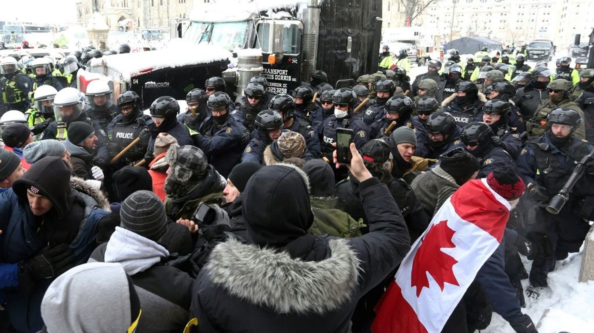 Un cordon de policier encercle des manifestants à Ottawa, au Canada le 19 février 2022