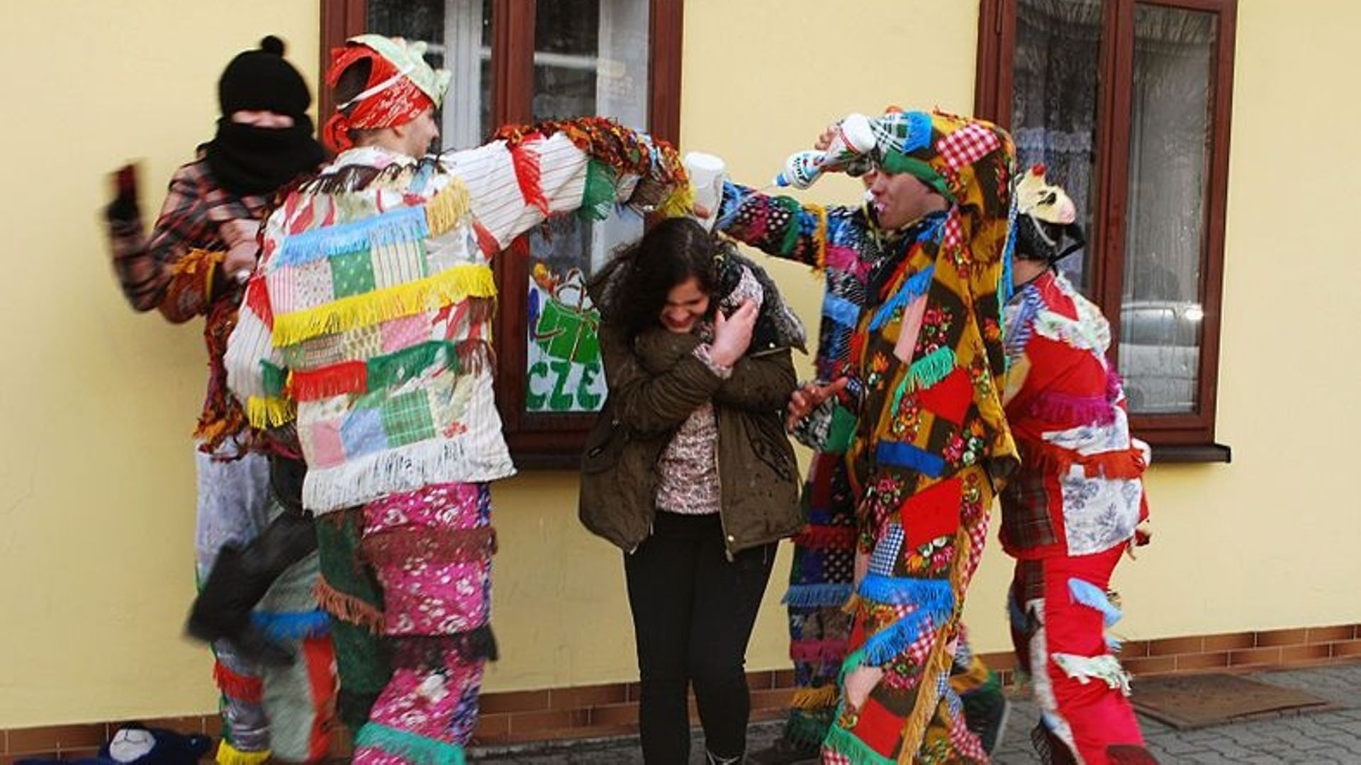Le "Smingus Dingus" en Pologne, ou la tradition d'arroser les filles à Pâques